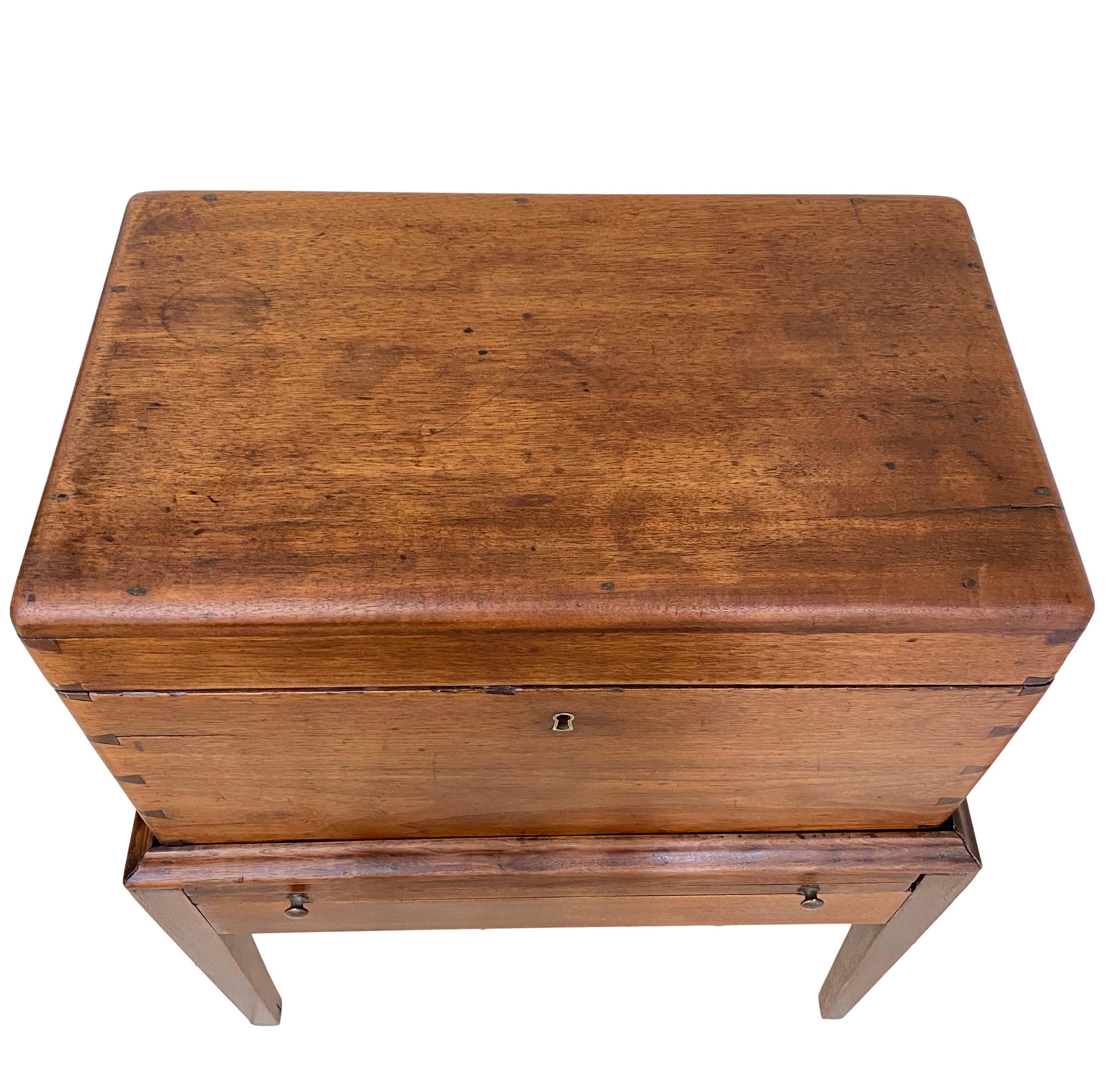 Early 19th Century Georgian Walnut Cellarette on Stand 5