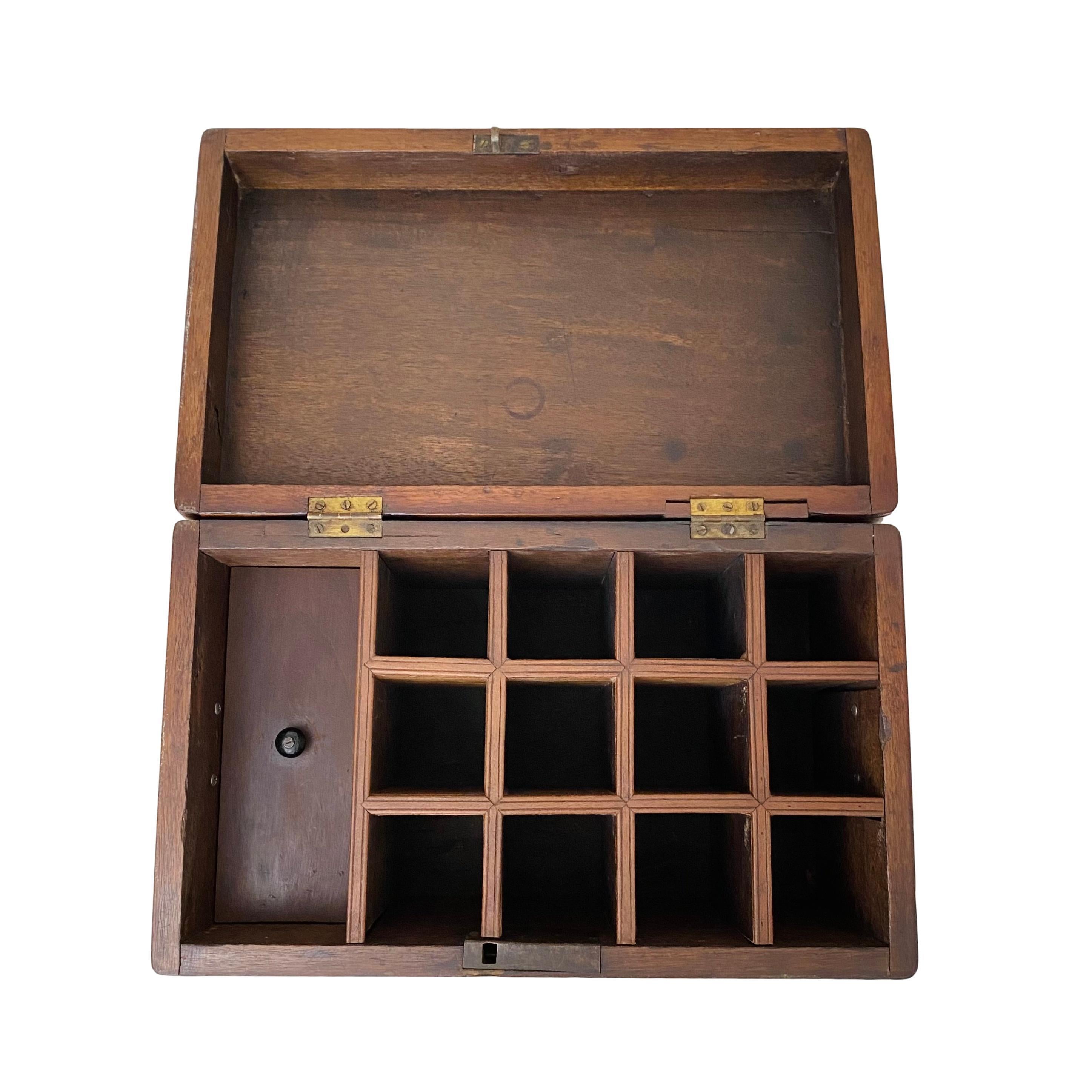 Early 19th Century Georgian Walnut Cellarette on Stand 6