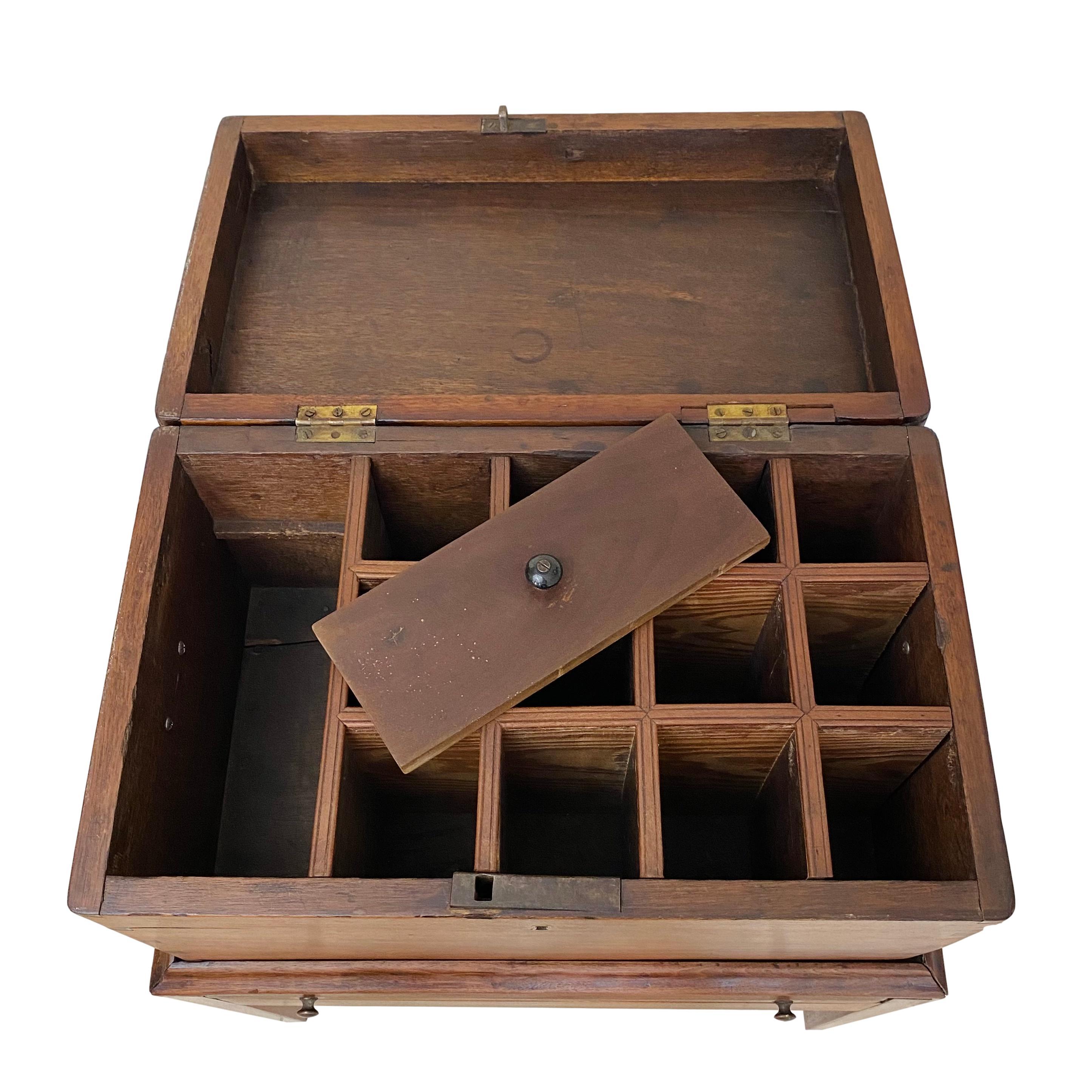 Early 19th Century Georgian Walnut Cellarette on Stand 7