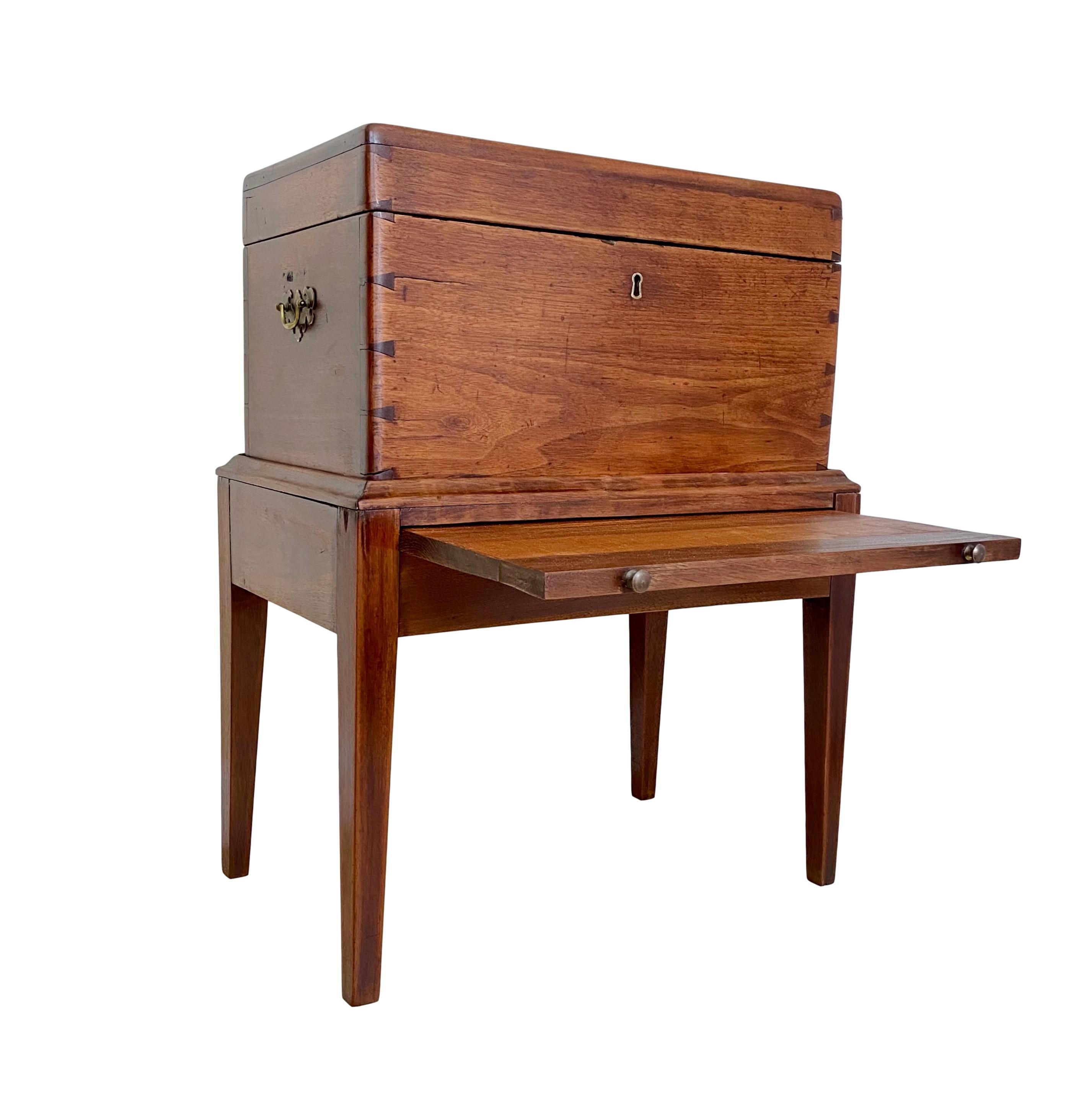 Early 19th Century Georgian Walnut Cellarette on Stand In Fair Condition In Harlingen, TX