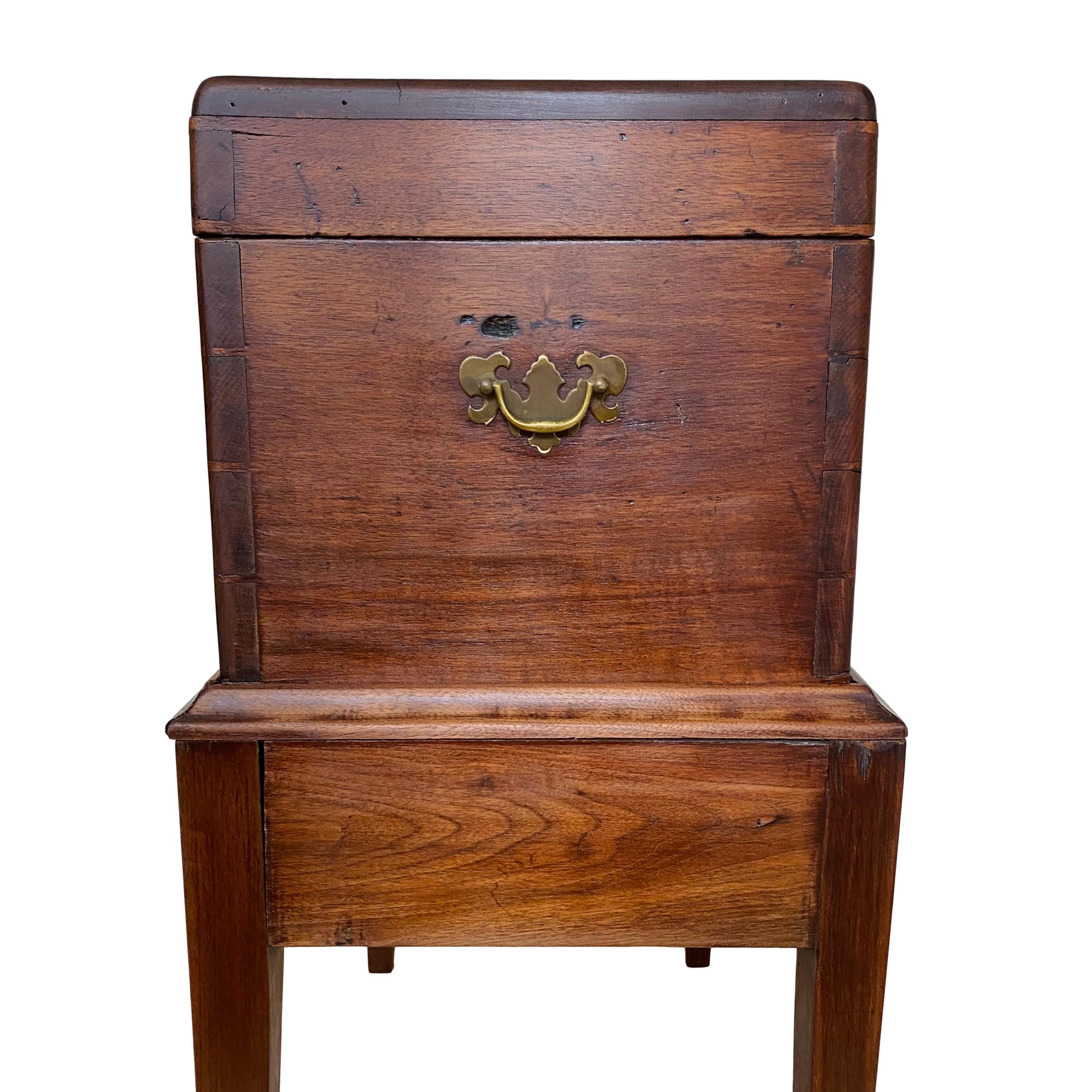 Early 19th Century Georgian Walnut Cellarette on Stand 2