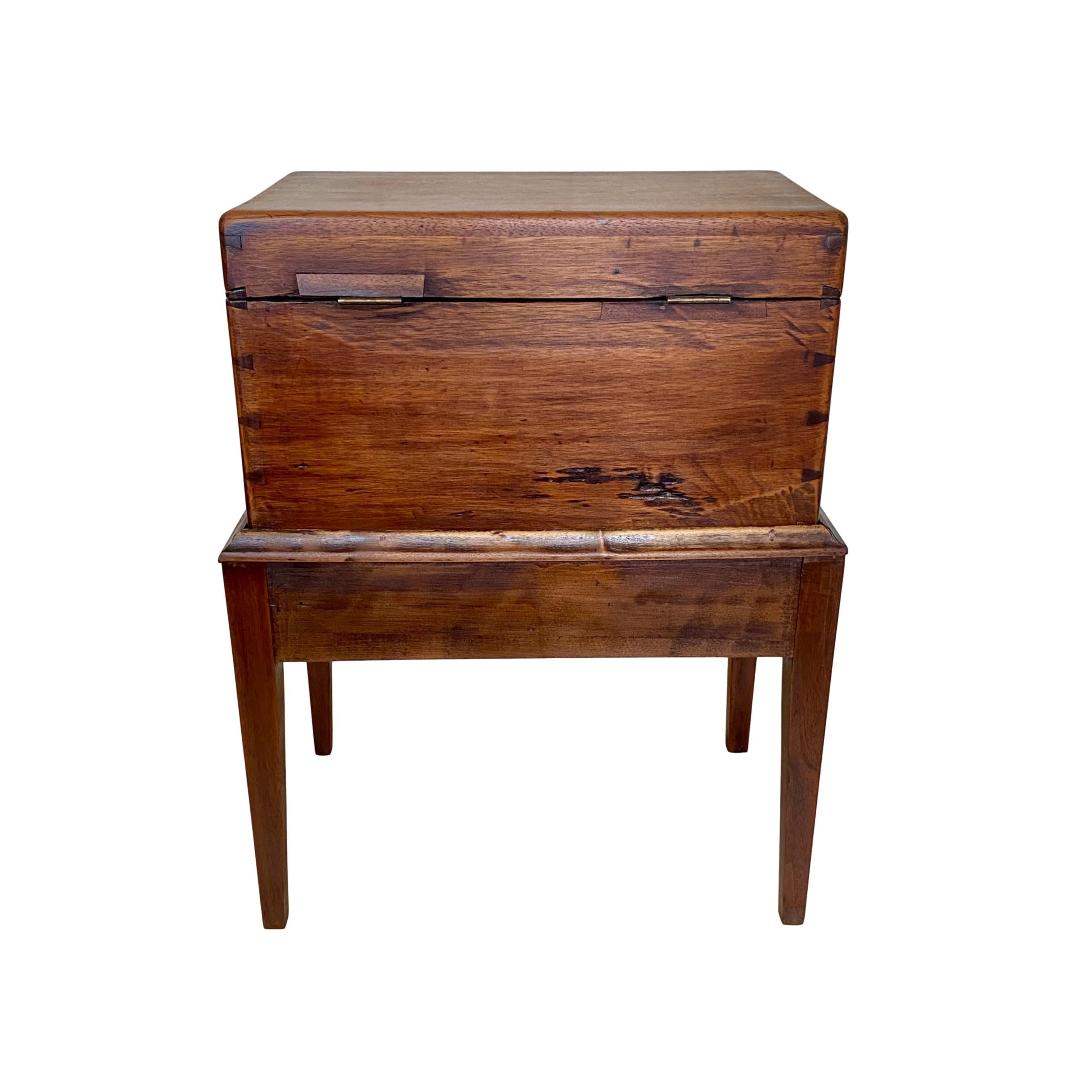 Early 19th Century Georgian Walnut Cellarette on Stand 3