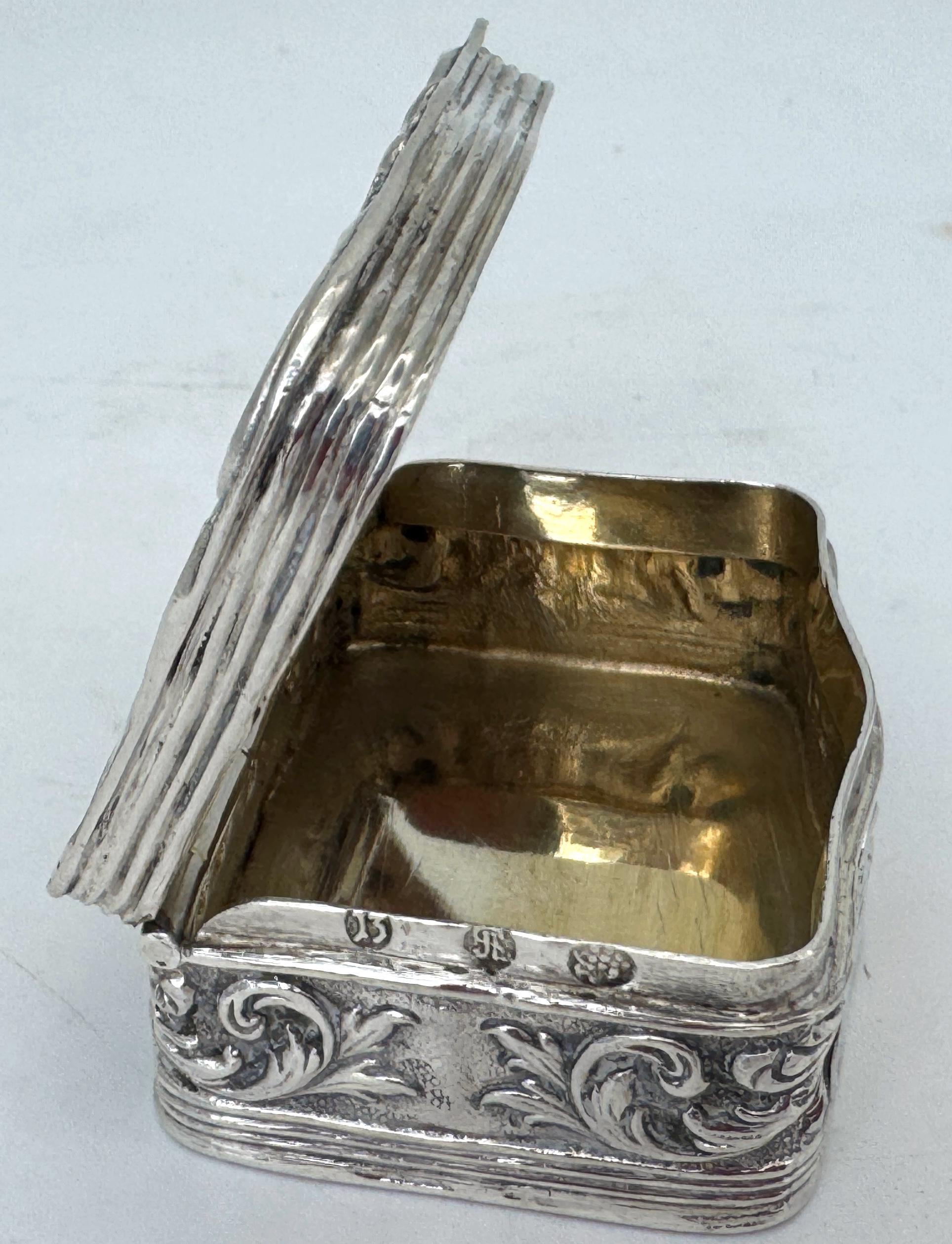 Caja paisajística alemana de plata repujada de 13 lts de principios del siglo XIX, Hanau, c. 1820 en venta 3