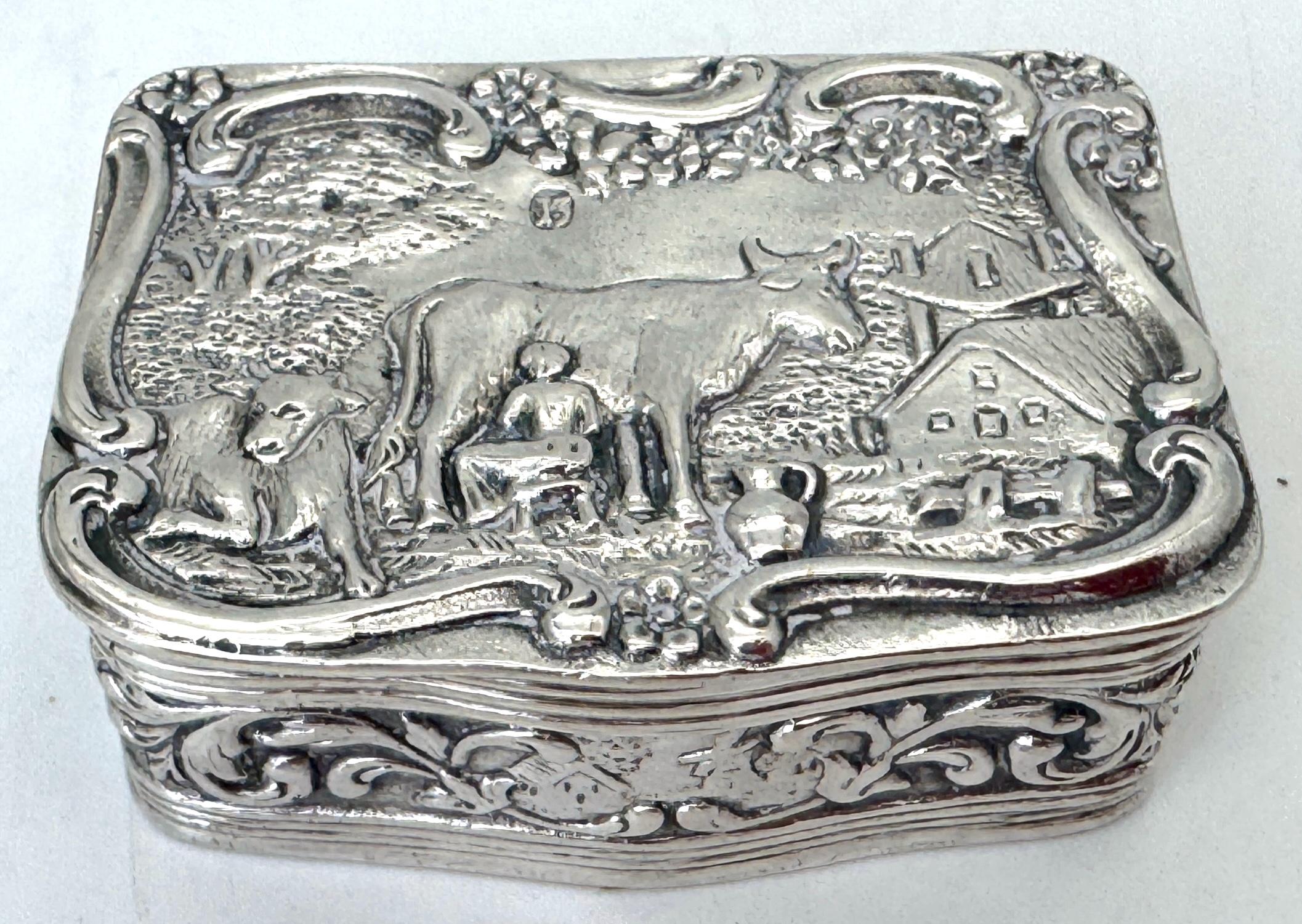 Caja paisajística alemana de plata repujada de 13 lotas de principios del siglo XIX, Hanau, circa 1820

Medidas: 2,25