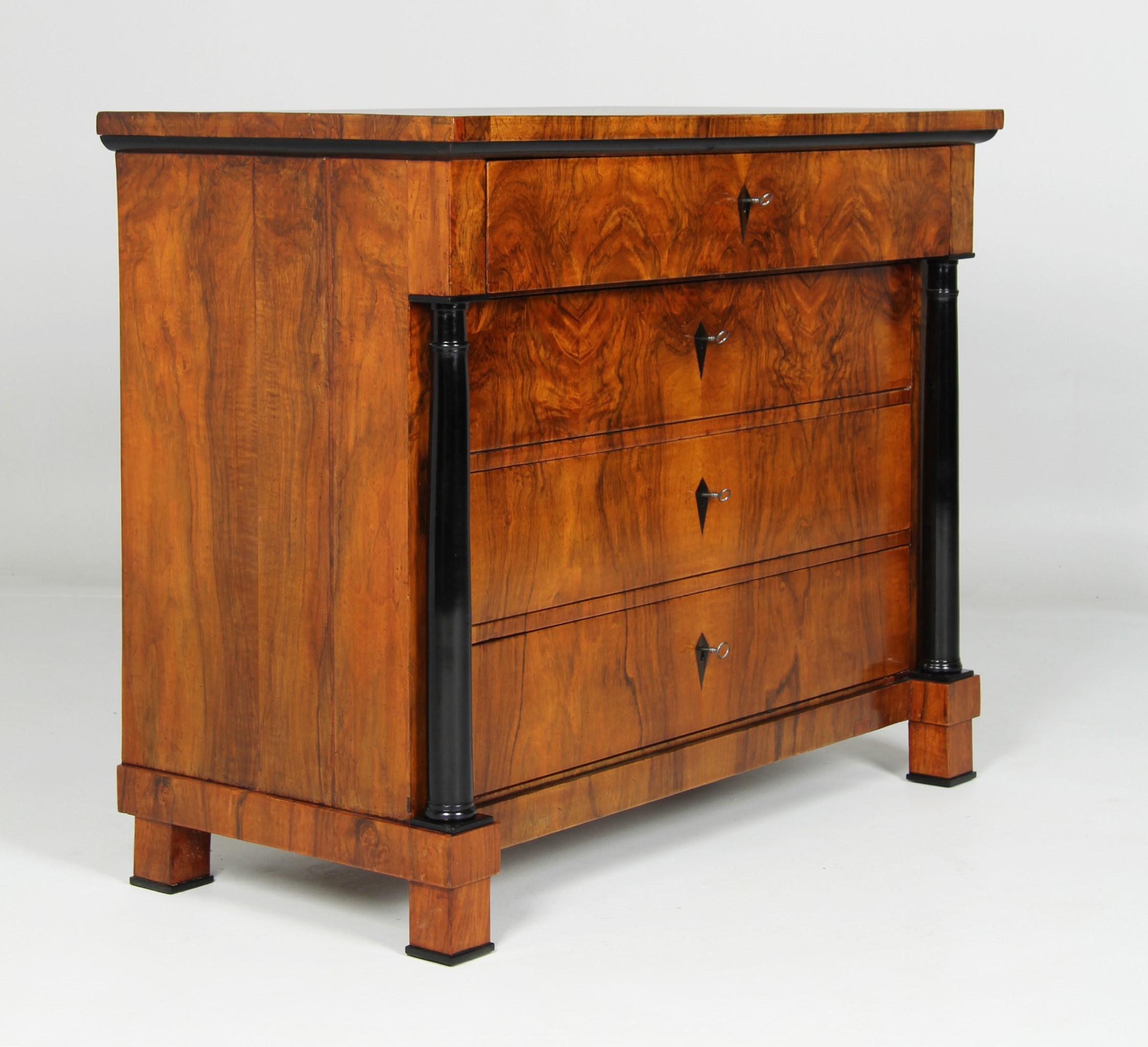 Cassettiera Biedermeier con colonne

Germania meridionale
Noce
Biedermeier intorno al 1820

Dimensioni: H. H. x L. x P.: 95 x 117 x 58 cm.

Descrizione:
Un mobile a quattro livelli che poggia su piedi a zoccolo.

Vediamo un bellissimo motivo di