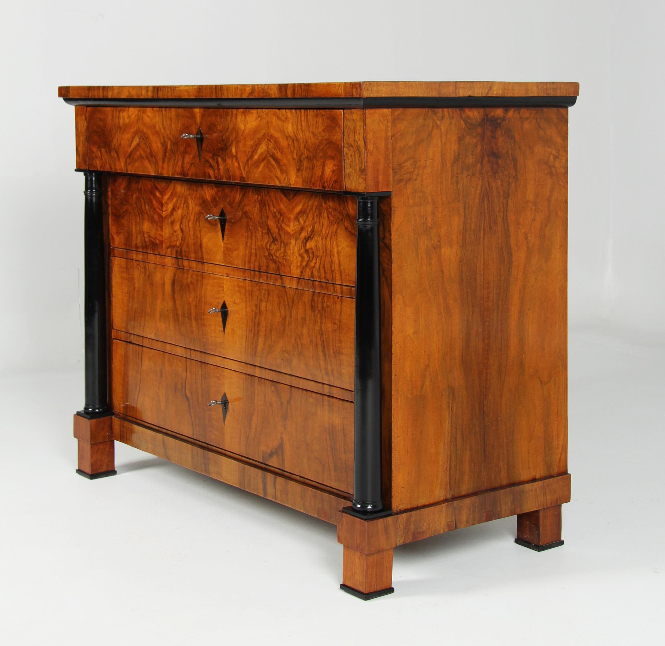 Tedesco Cassettiera Biedermeier tedesca dell'inizio del XIX secolo, noce, circa 1820 in vendita
