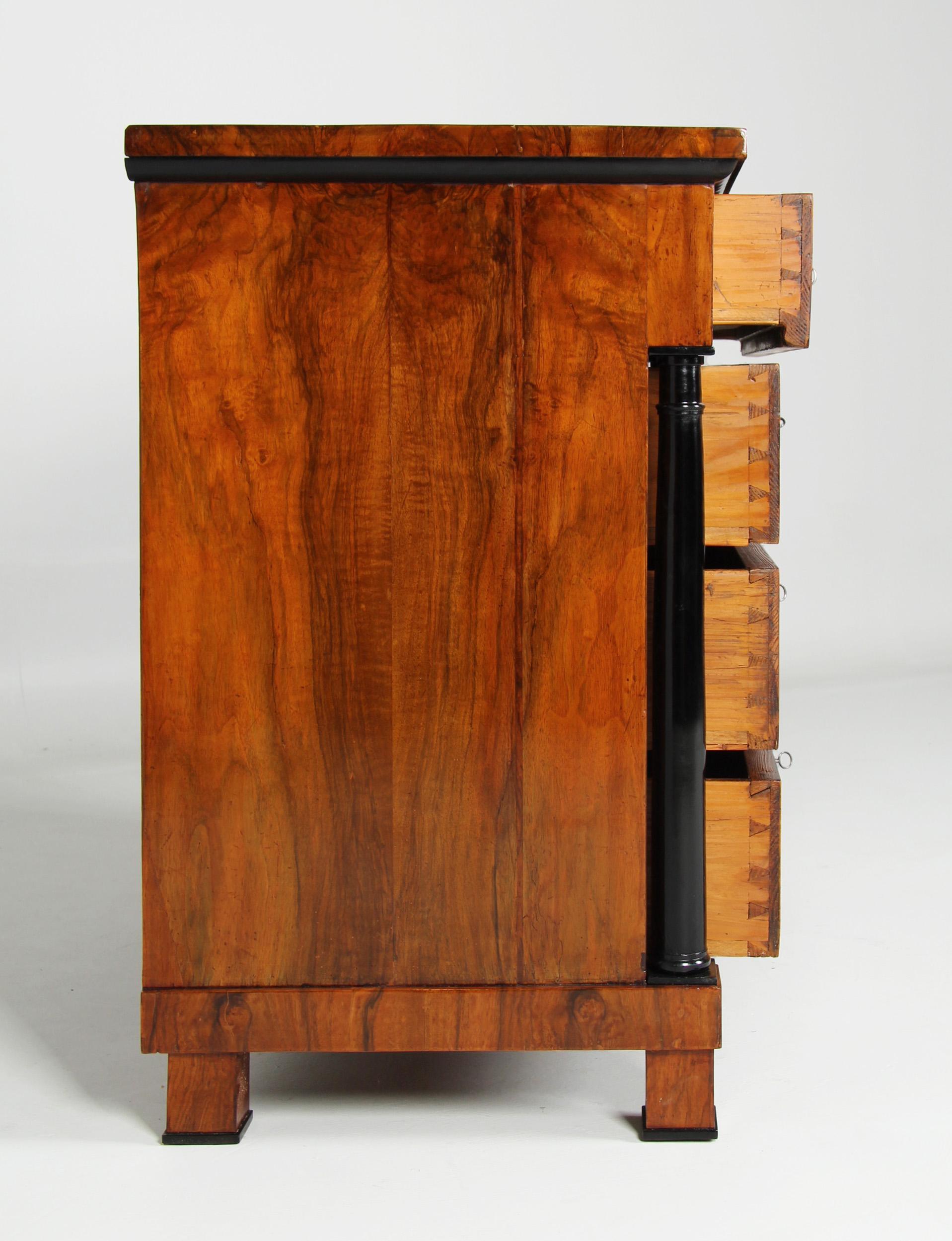 Cassettiera Biedermeier tedesca dell'inizio del XIX secolo, noce, circa 1820 In condizioni buone in vendita a Greven, DE