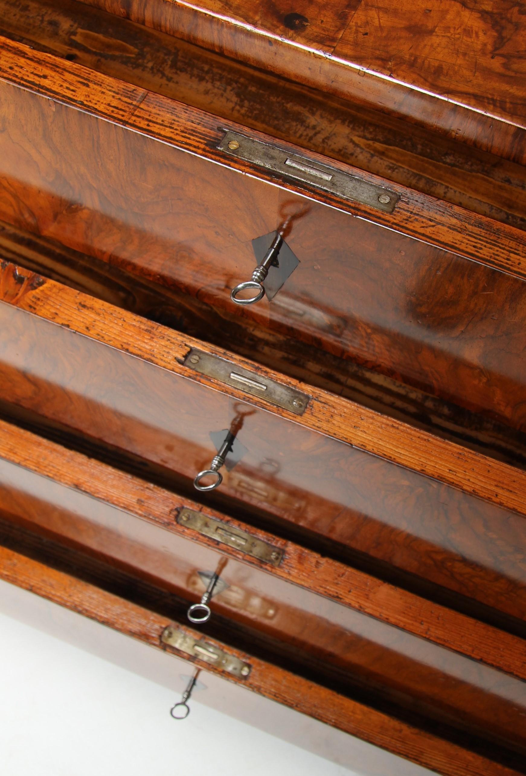 Noce Cassettiera Biedermeier tedesca dell'inizio del XIX secolo, noce, circa 1820 in vendita