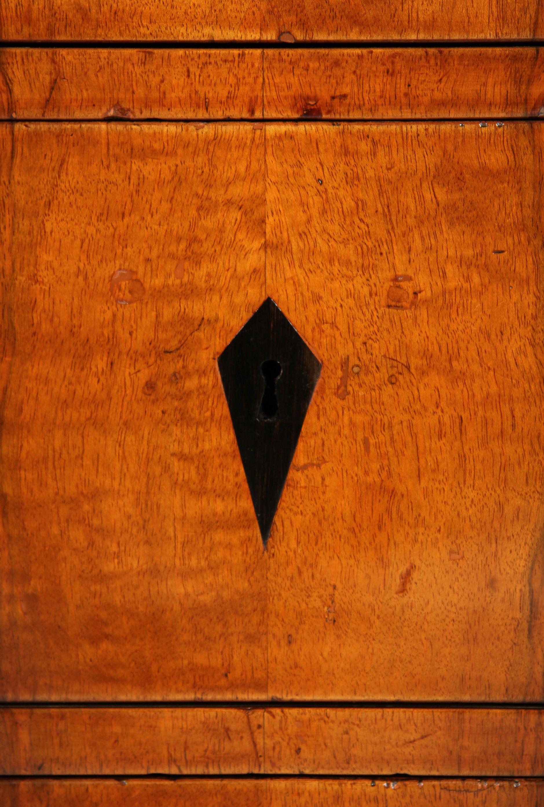 Cassettiera Biedermeier tedesca dell'inizio del XIX secolo, noce, circa 1820 in vendita 1