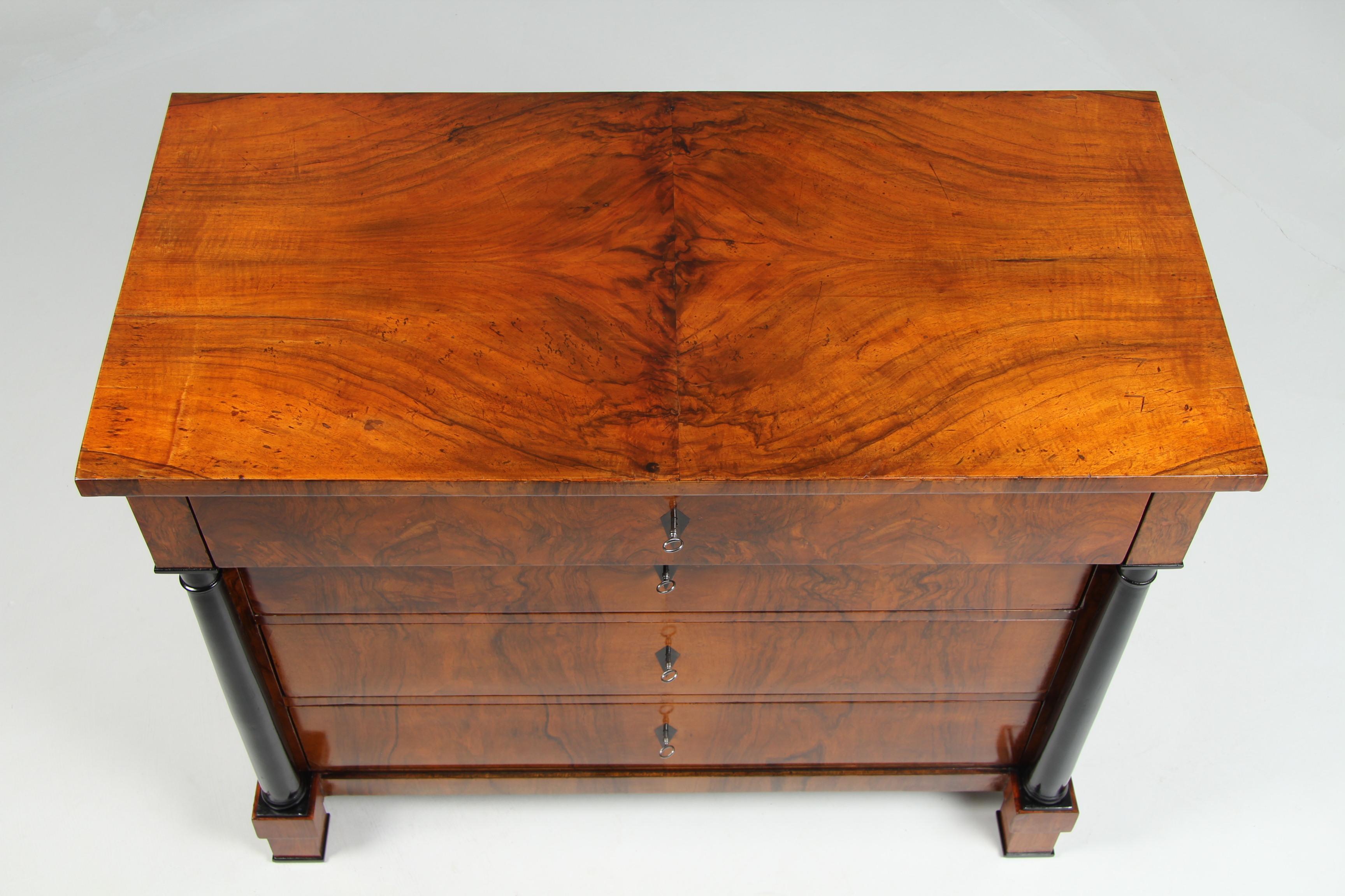 Cassettiera Biedermeier tedesca dell'inizio del XIX secolo, noce, circa 1820 in vendita 3