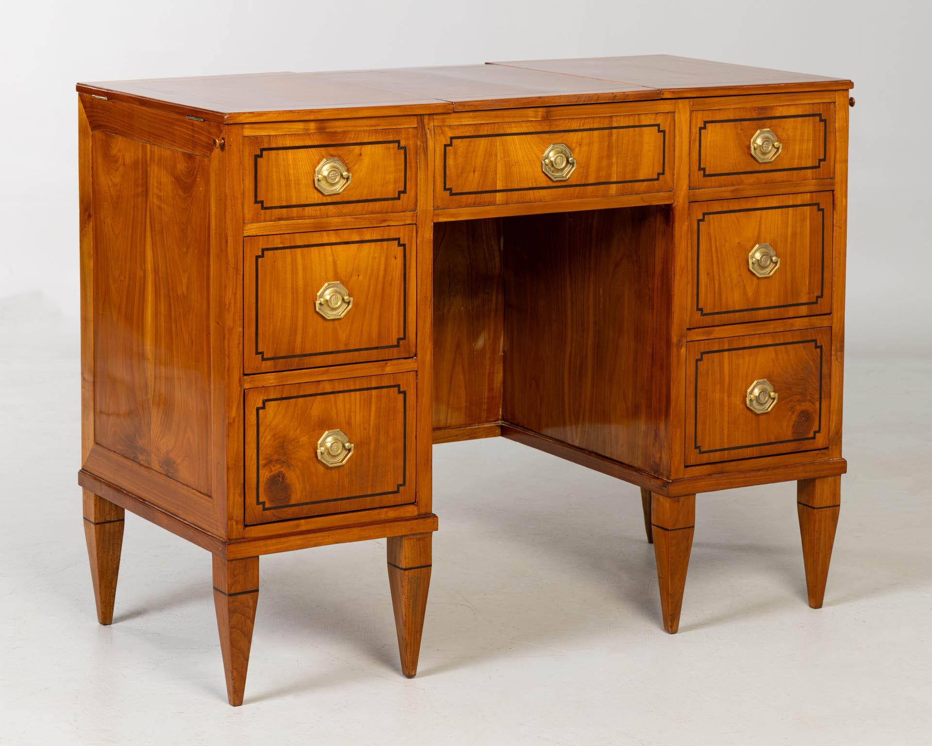 Antiguo escritorio Biedermeier de maquillaje y escritura

Sur de Alemania
Cereza
principios del siglo XIX

Dimensiones: Alto x Ancho x Fondo: 81 x 104 x 50 cm

Descripción:
Esta extraordinaria pieza antigua es una coiffeuse (