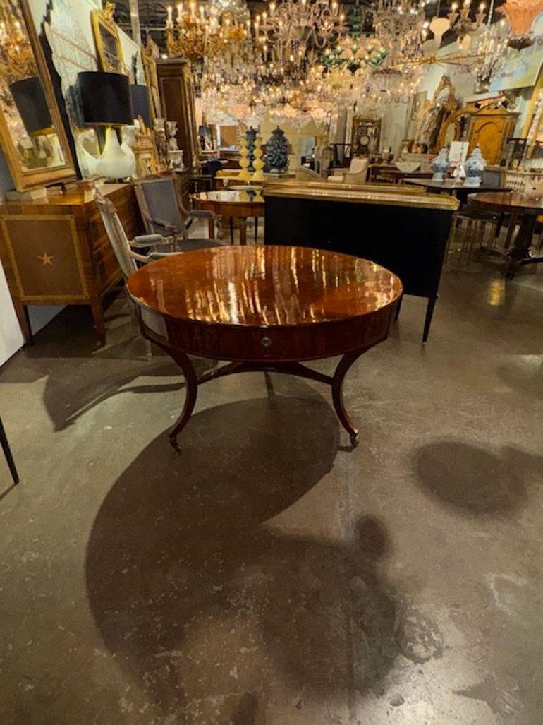 La mesa central de caoba Biedermeier alemana de principios del siglo XIX es una pieza clásica con raíces antiguas. Esta elegante mesa muestra el estilo Biedermeier y un precioso acabado en madera. El diseño combina elementos tradicionales con una