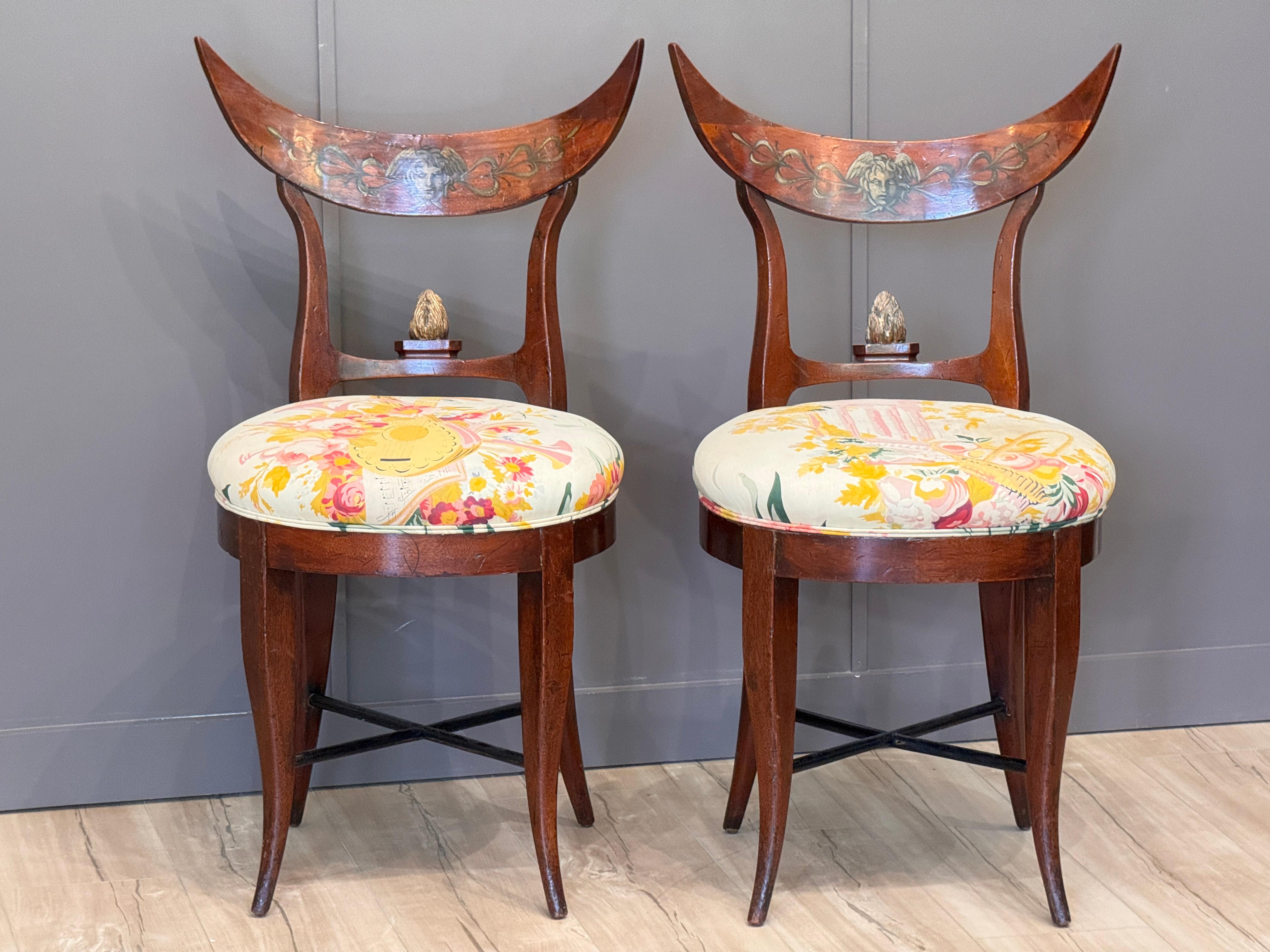Allemand Chaises allemandes Biedermeier en acajou peint du début du 19e siècle - Paire en vente