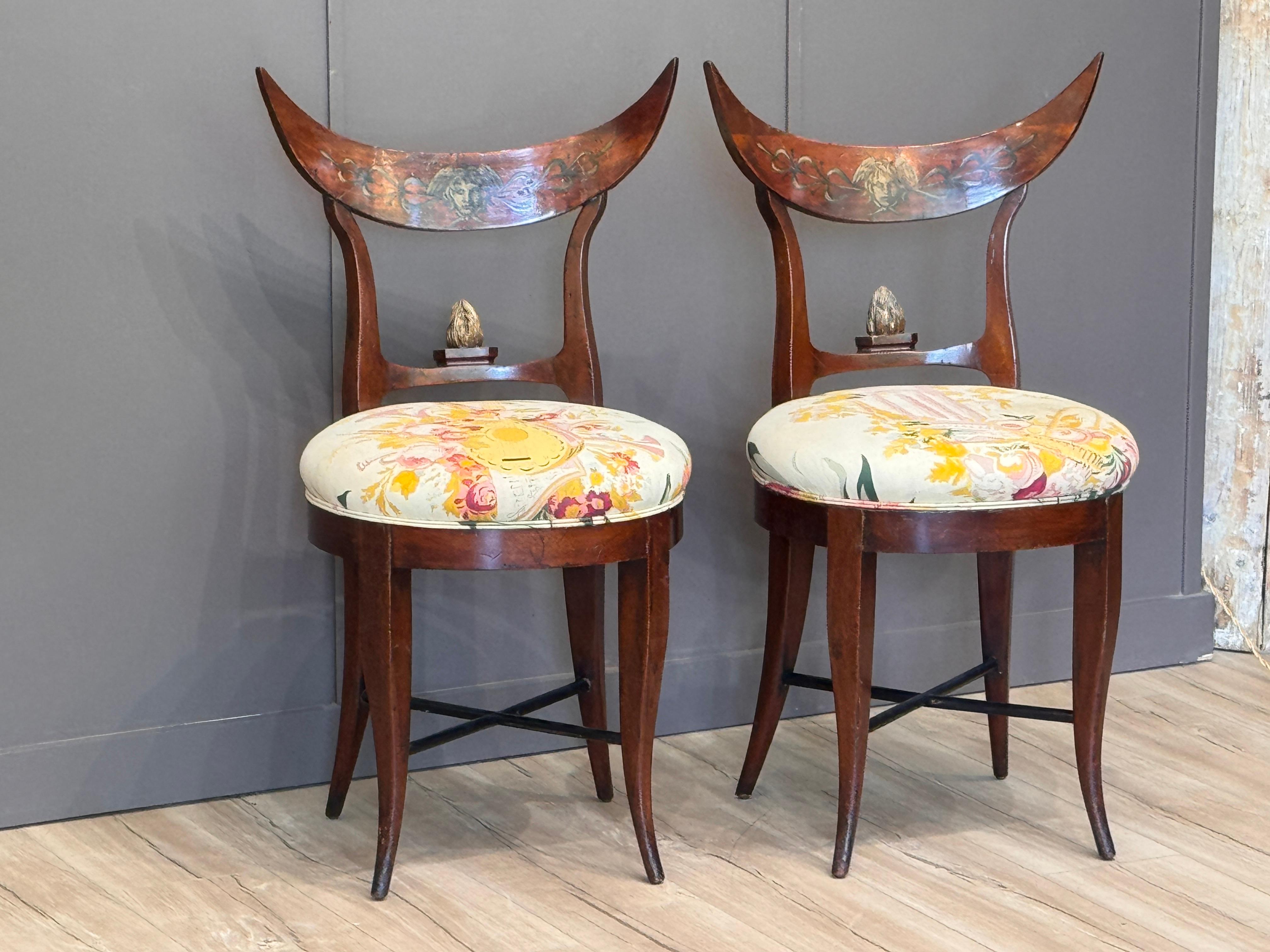 Chaises allemandes Biedermeier en acajou peint du début du 19e siècle - Paire Bon état - En vente à Charlottesville, VA