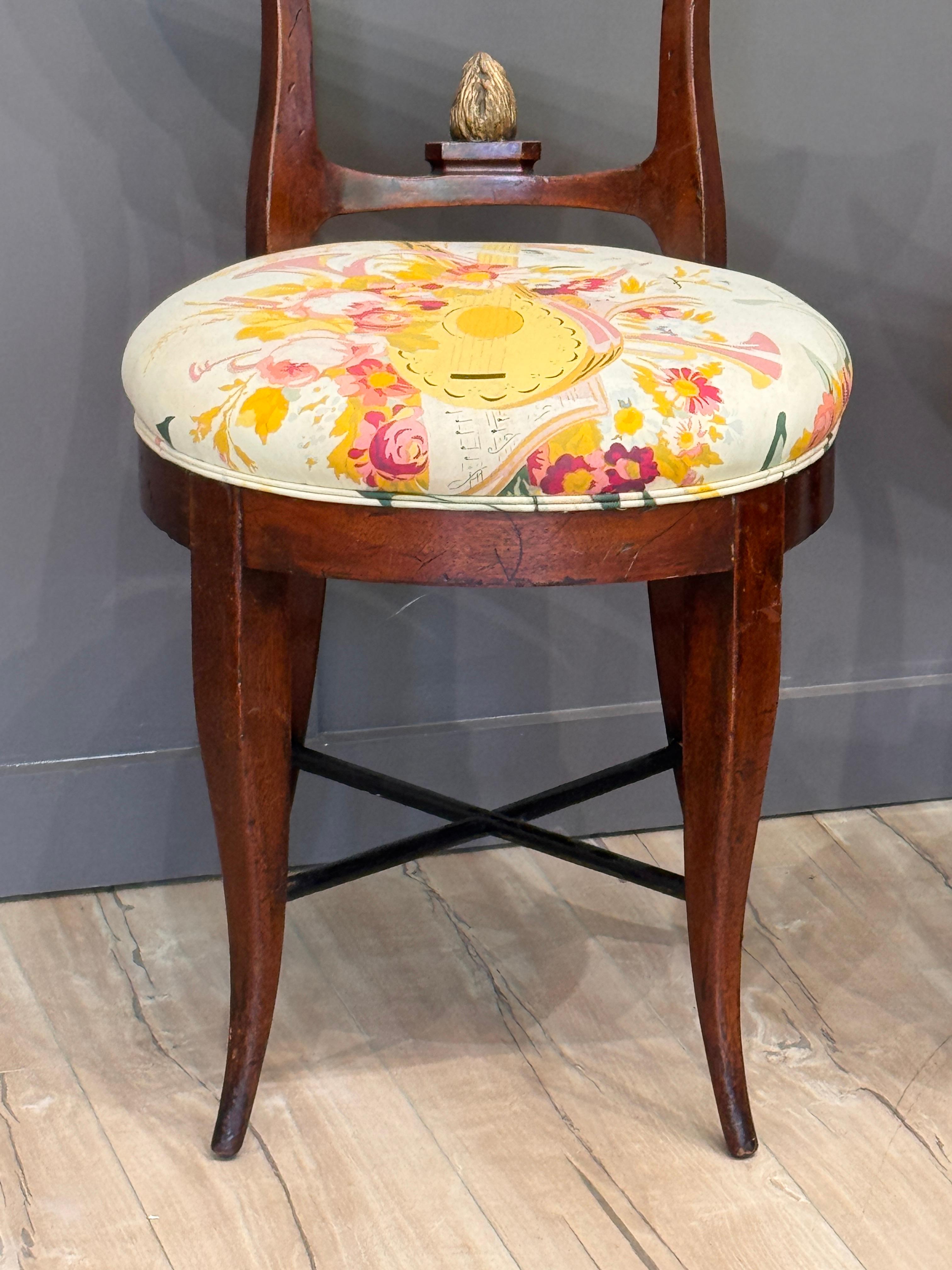 XIXe siècle Chaises allemandes Biedermeier en acajou peint du début du 19e siècle - Paire en vente