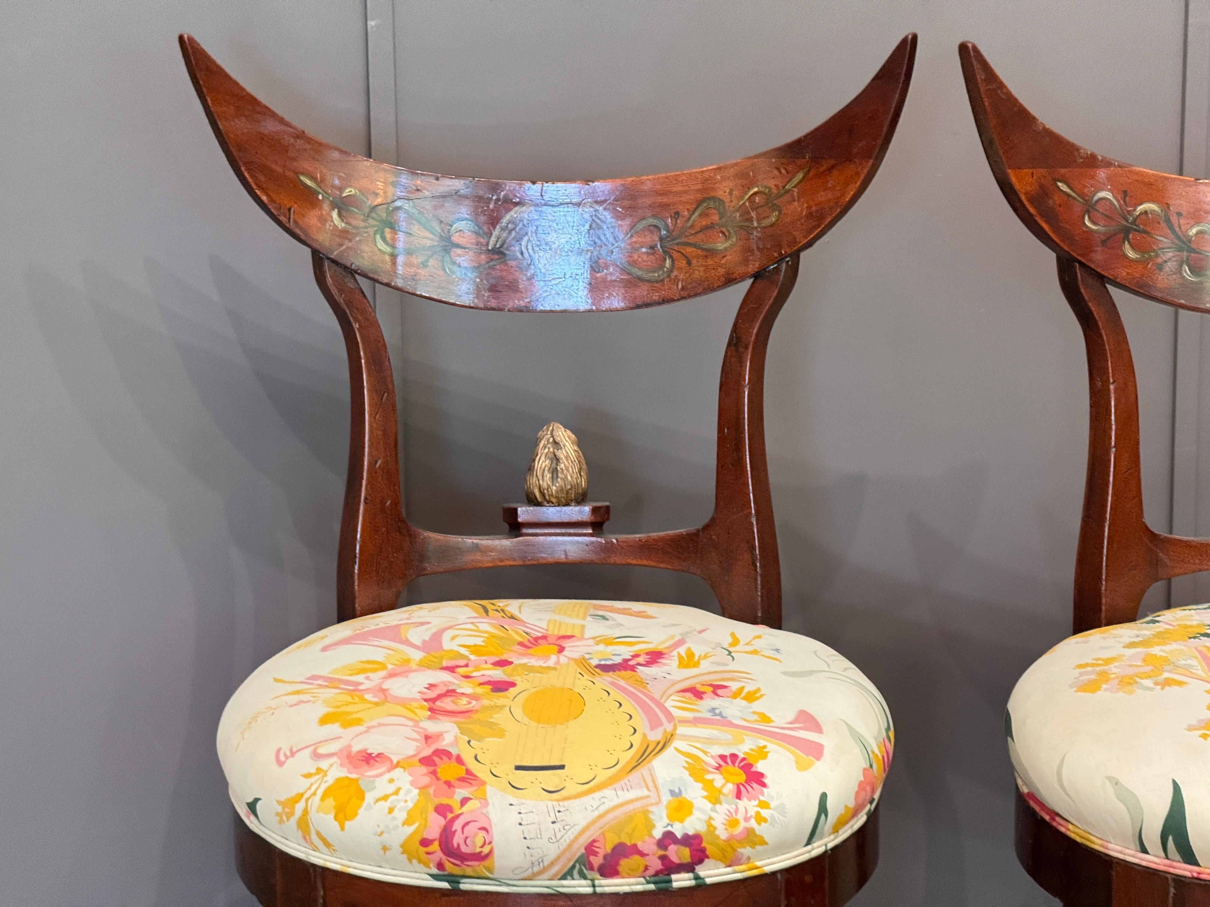 Tissu Chaises allemandes Biedermeier en acajou peint du début du 19e siècle - Paire en vente