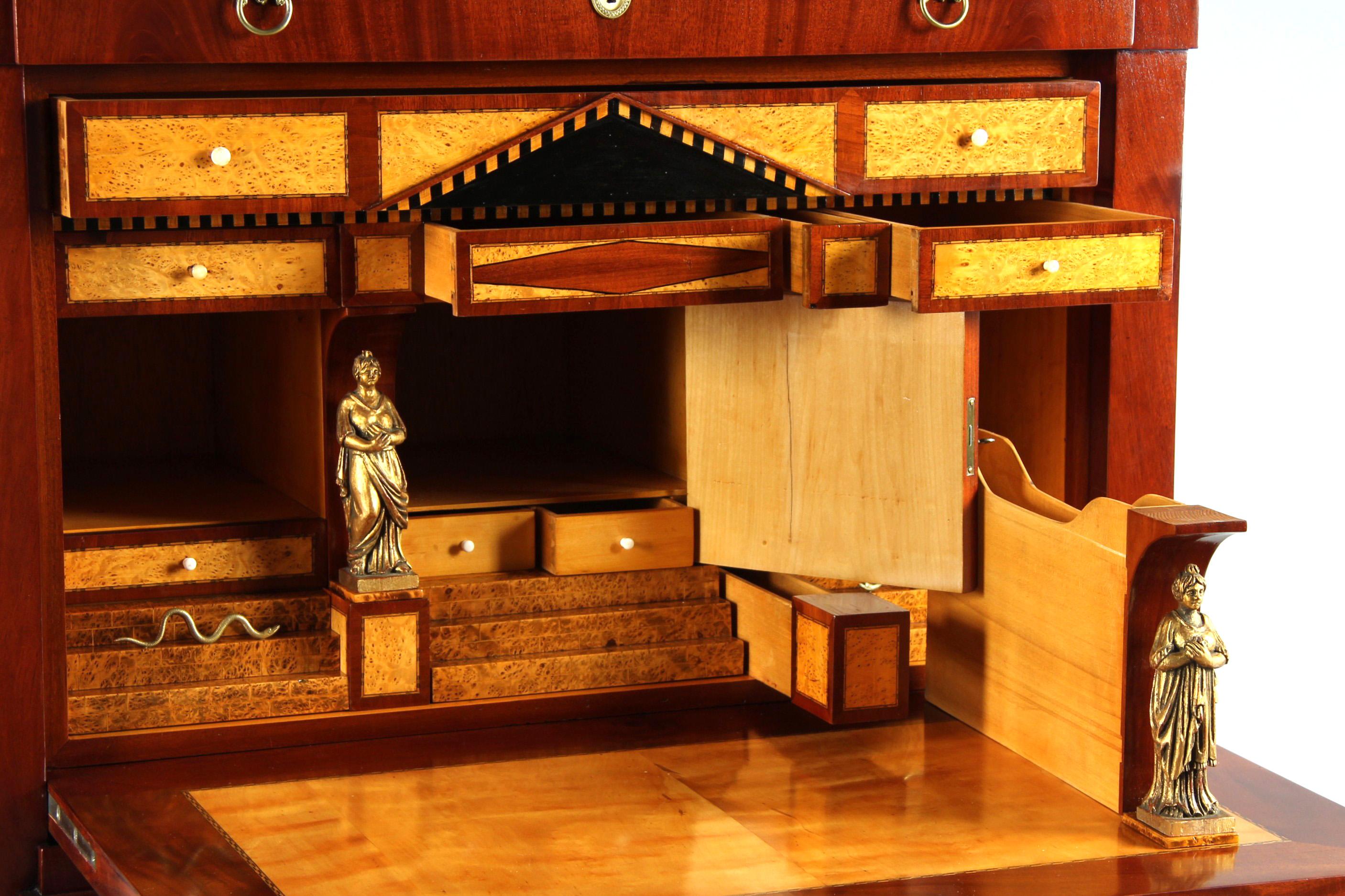 Deutscher Biedermeier-Sekretärschreibtisch mit Geheimfach aus dem frühen 19. im Angebot 5