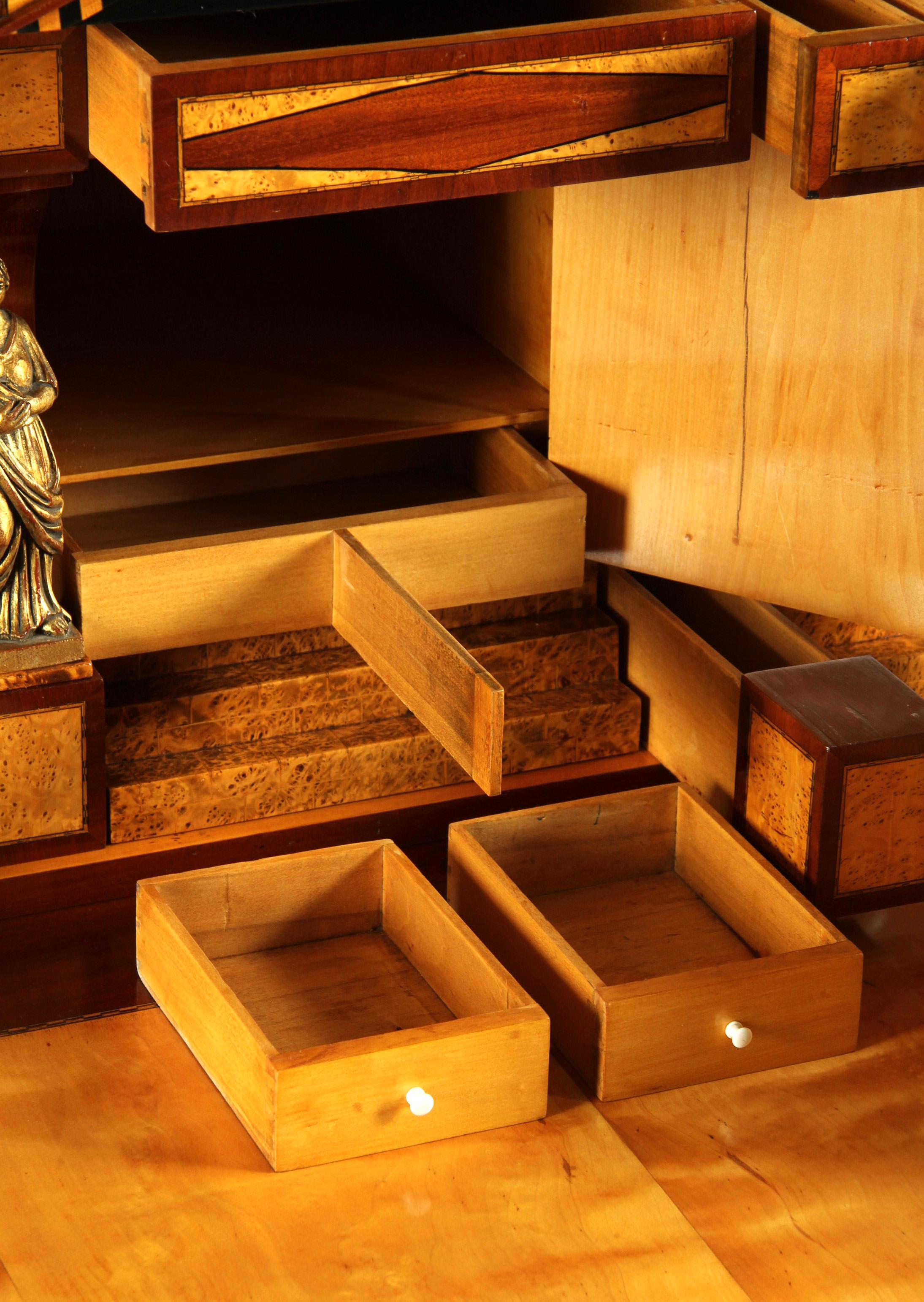 Deutscher Biedermeier-Sekretärschreibtisch mit Geheimfach aus dem frühen 19. im Angebot 6