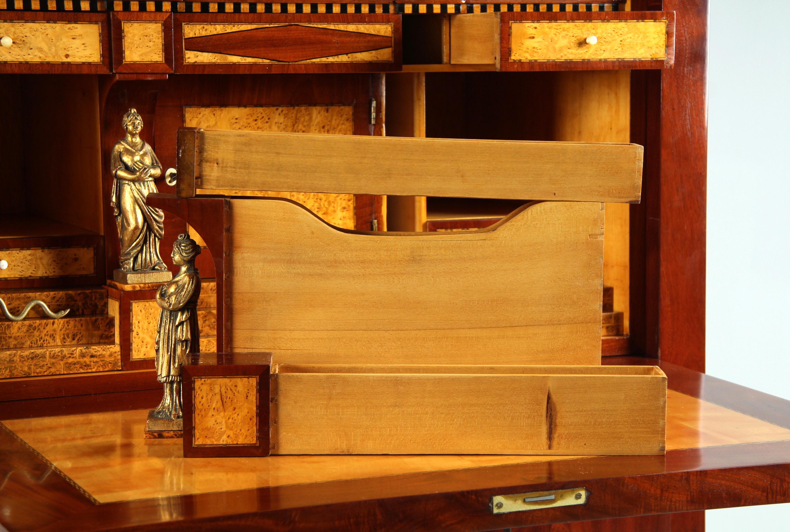 Deutscher Biedermeier-Sekretärschreibtisch mit Geheimfach aus dem frühen 19. im Angebot 7