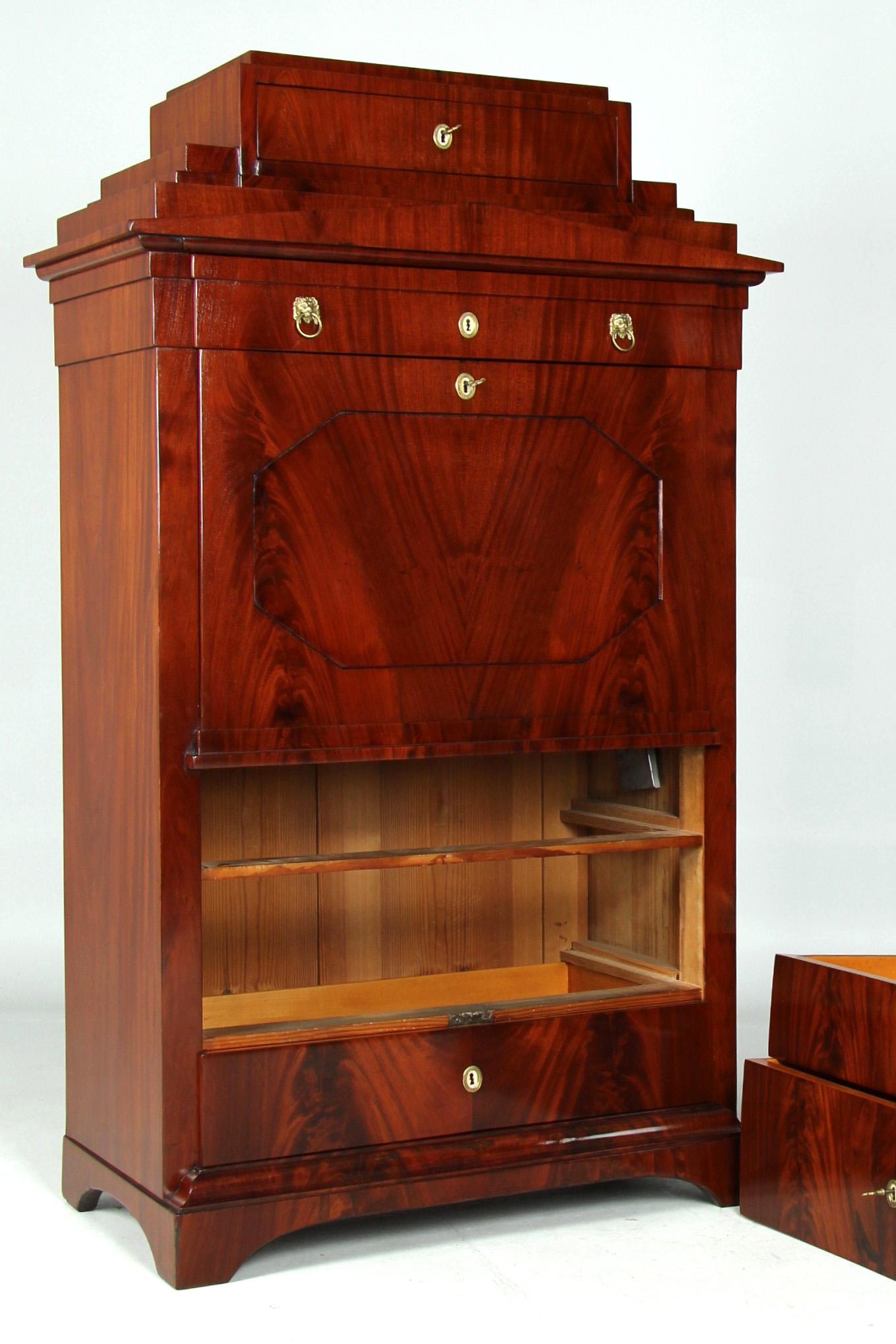 Deutscher Biedermeier-Sekretärschreibtisch mit Geheimfach aus dem frühen 19. im Angebot 9