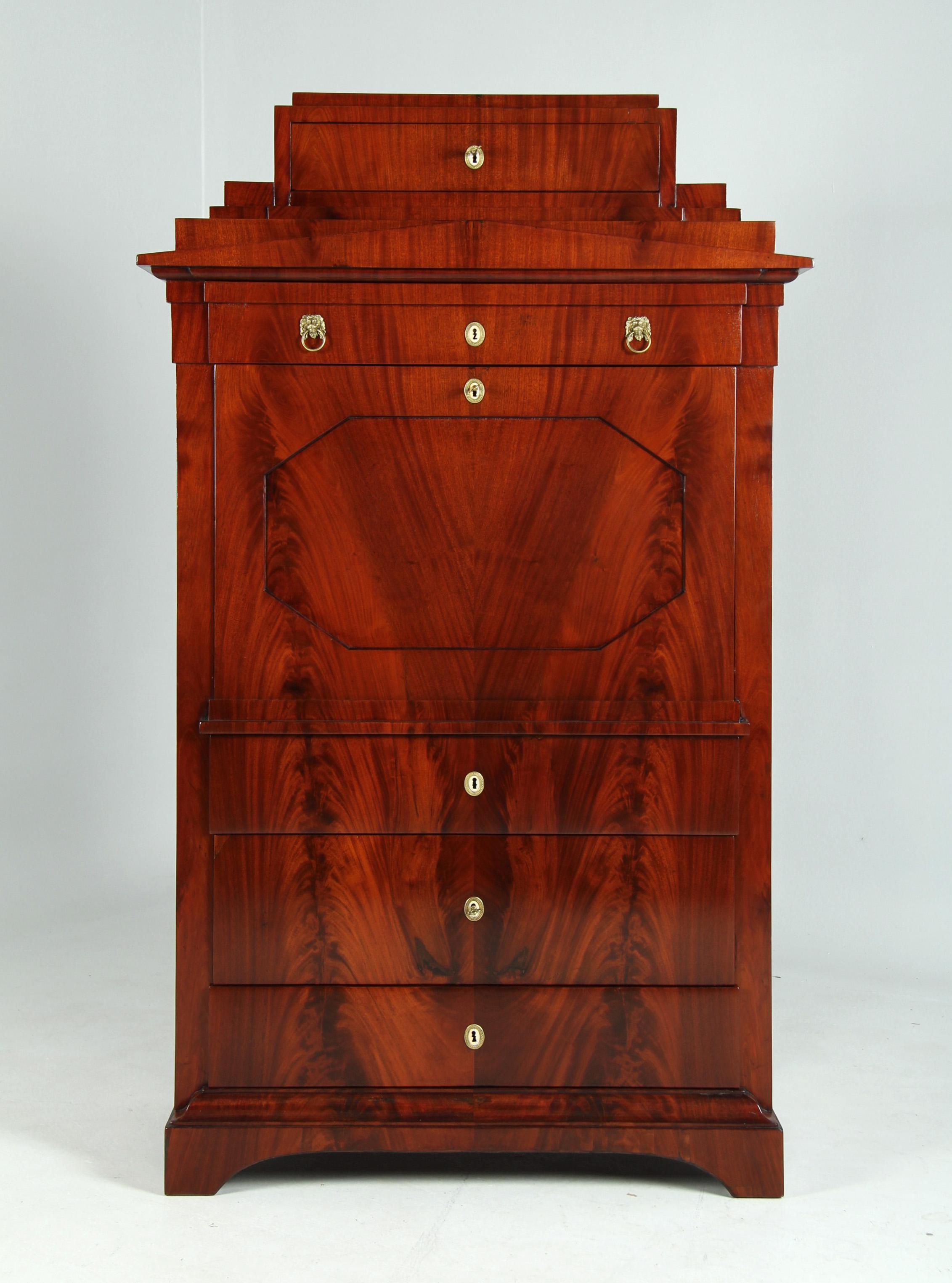 Antiker Berliner Biedermeier Sekretär in Mahagoni

Berlin
Mahagoni u.a.
um 1825

Abmessungen: H x B x T: 169 x 101 x 53 cm

Beschreibung:
Im geschlossenen Zustand präsentiert sich das Möbelstück als klassisch strukturierter und wohlproportionierter