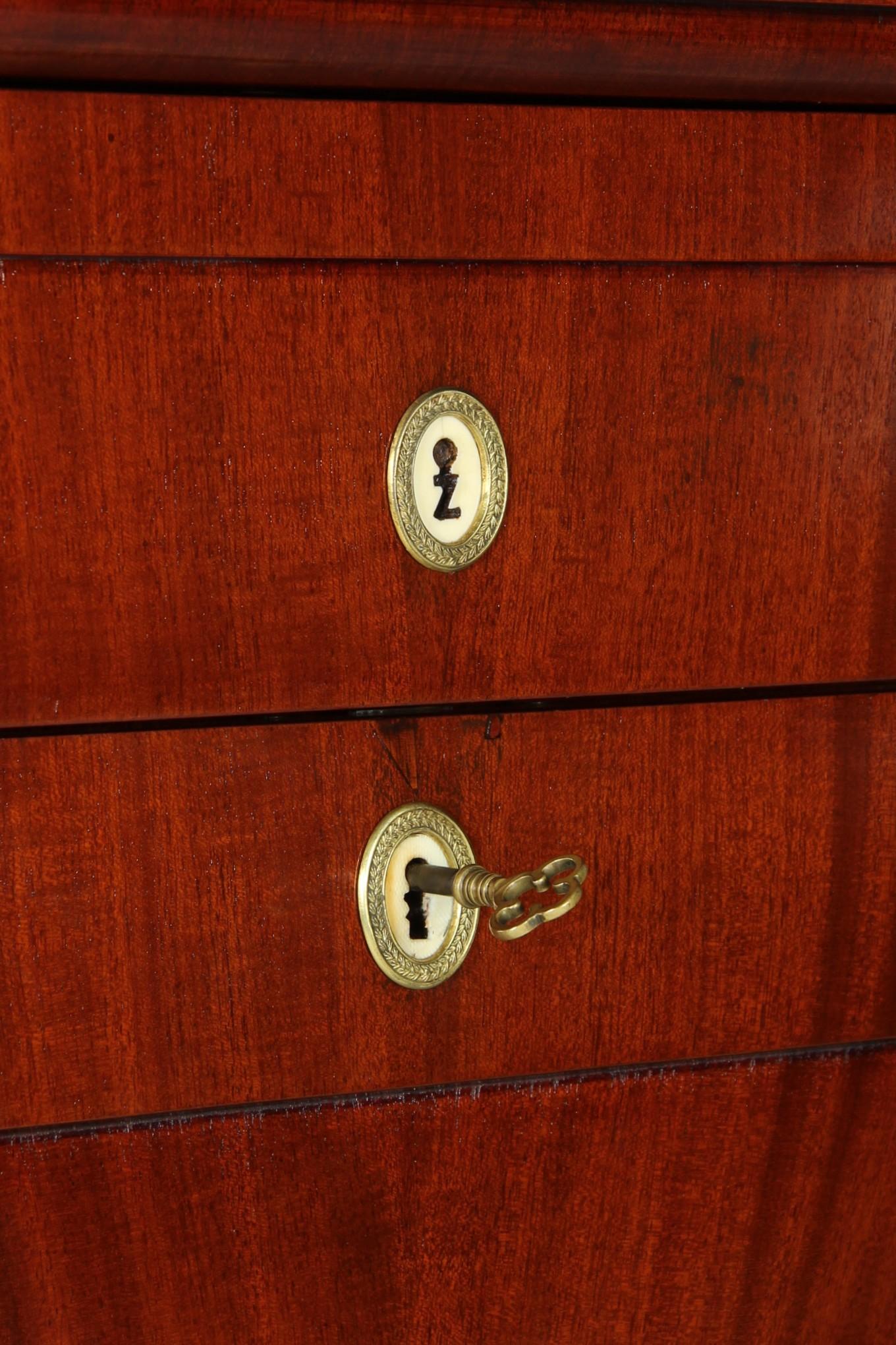 Deutscher Biedermeier-Sekretärschreibtisch mit Geheimfach aus dem frühen 19. (Marketerie) im Angebot