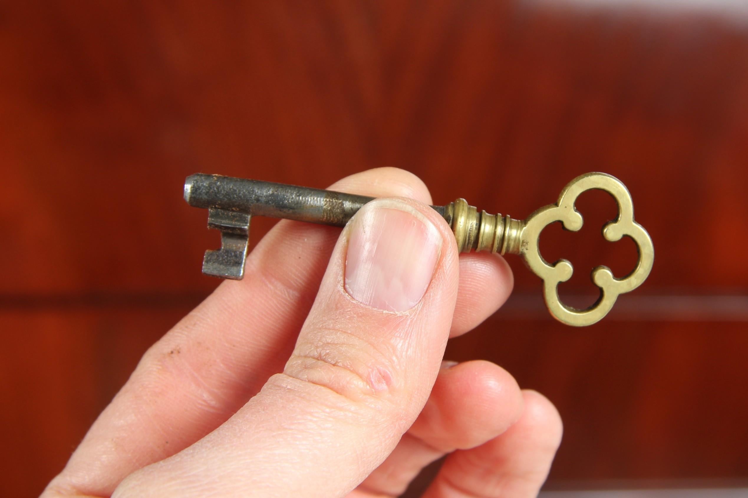 Deutscher Biedermeier-Sekretärschreibtisch mit Geheimfach aus dem frühen 19. im Zustand „Gut“ im Angebot in Greven, DE