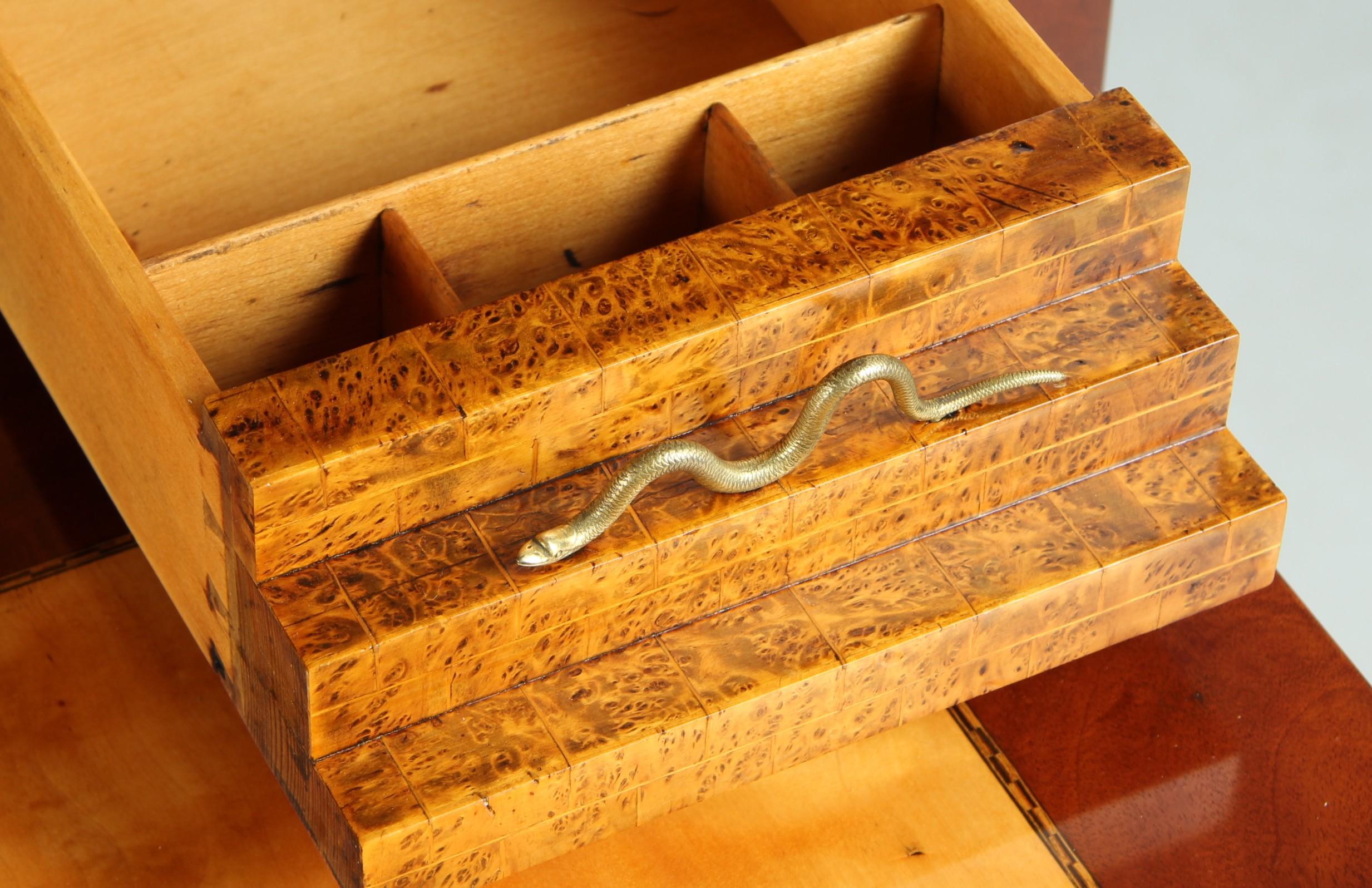 Deutscher Biedermeier-Sekretärschreibtisch mit Geheimfach aus dem frühen 19. im Angebot 3