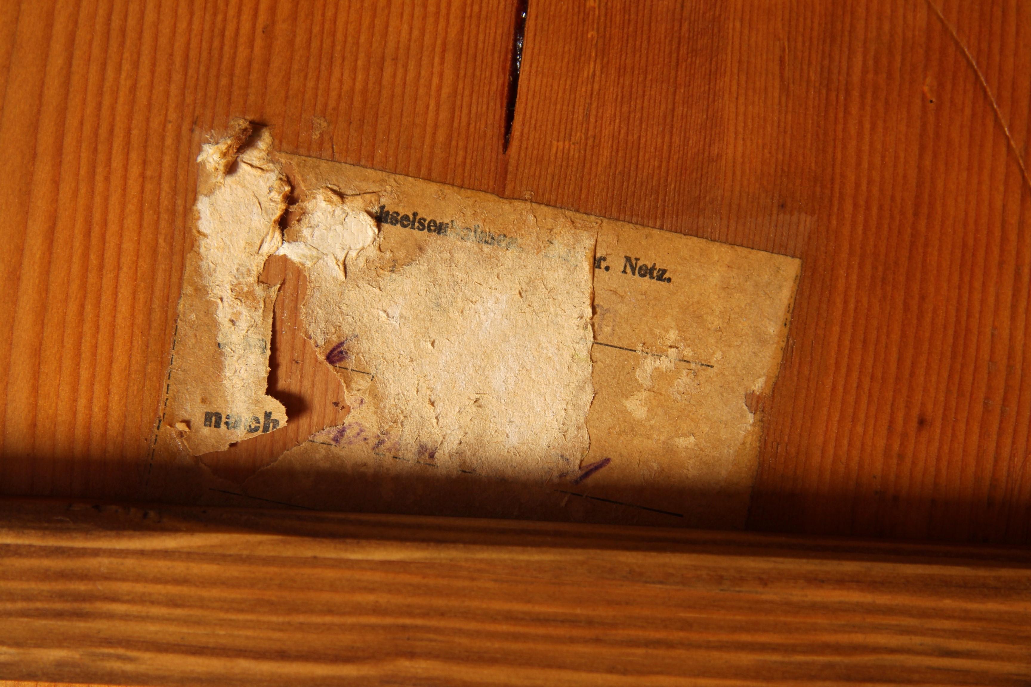 Frühes 19. Jahrhundert Deutscher Biedermeier Schrank, Nussbaum, um 1820 6