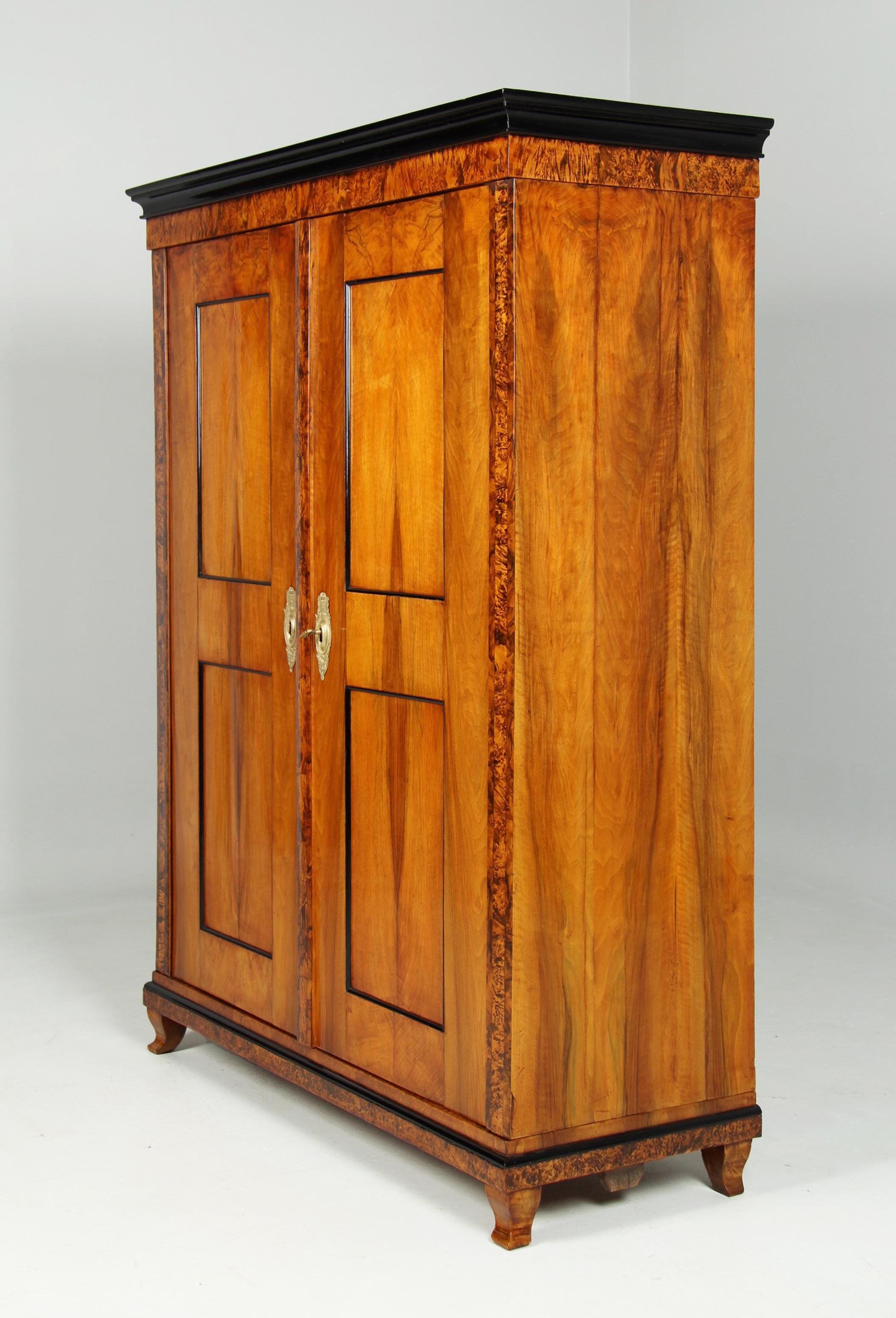 Frühes 19. Jahrhundert Deutscher Biedermeier Schrank, Nussbaum, um 1820 7