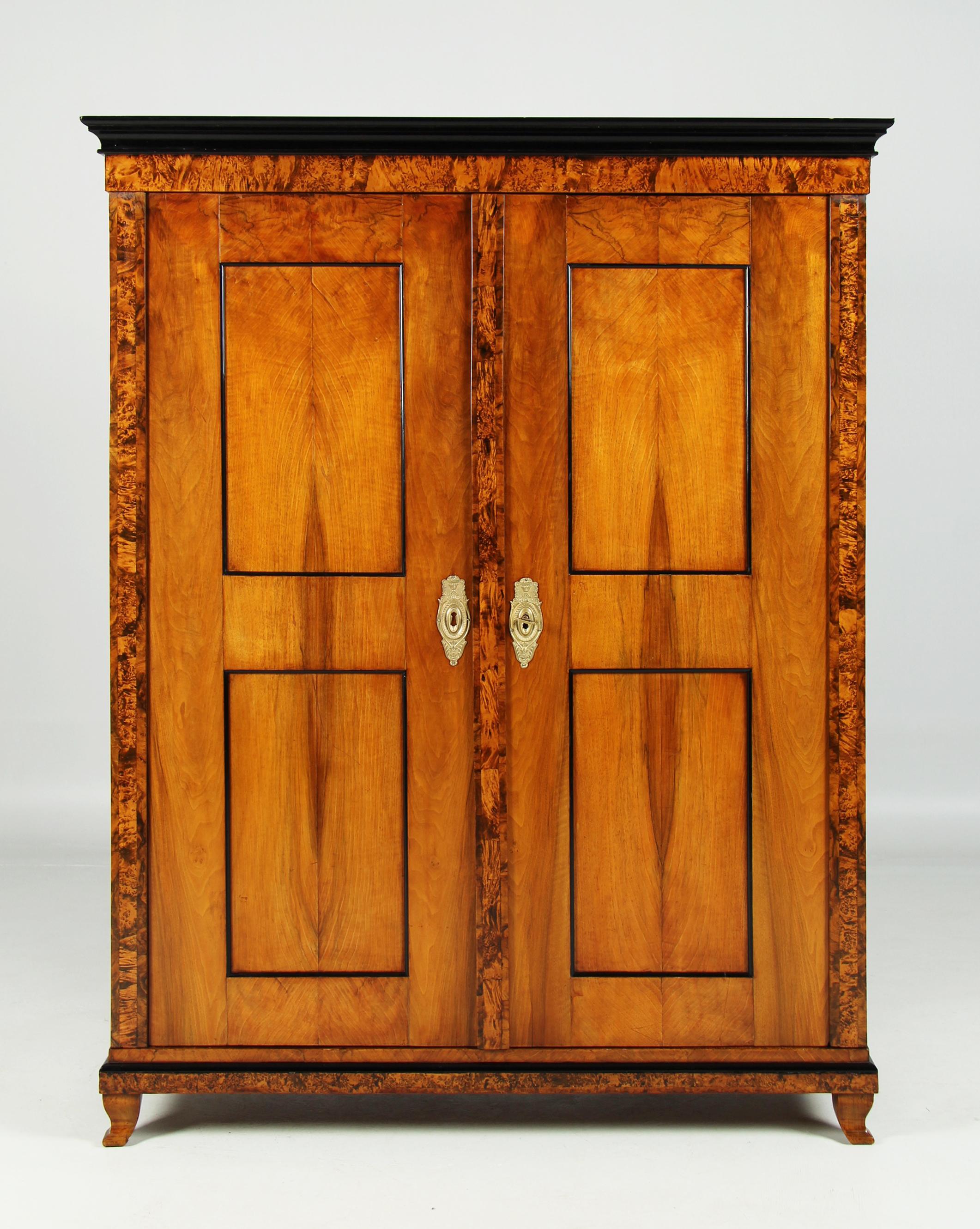 Frühes 19. Jahrhundert Deutscher Biedermeier Schrank, Nussbaum, um 1820 8