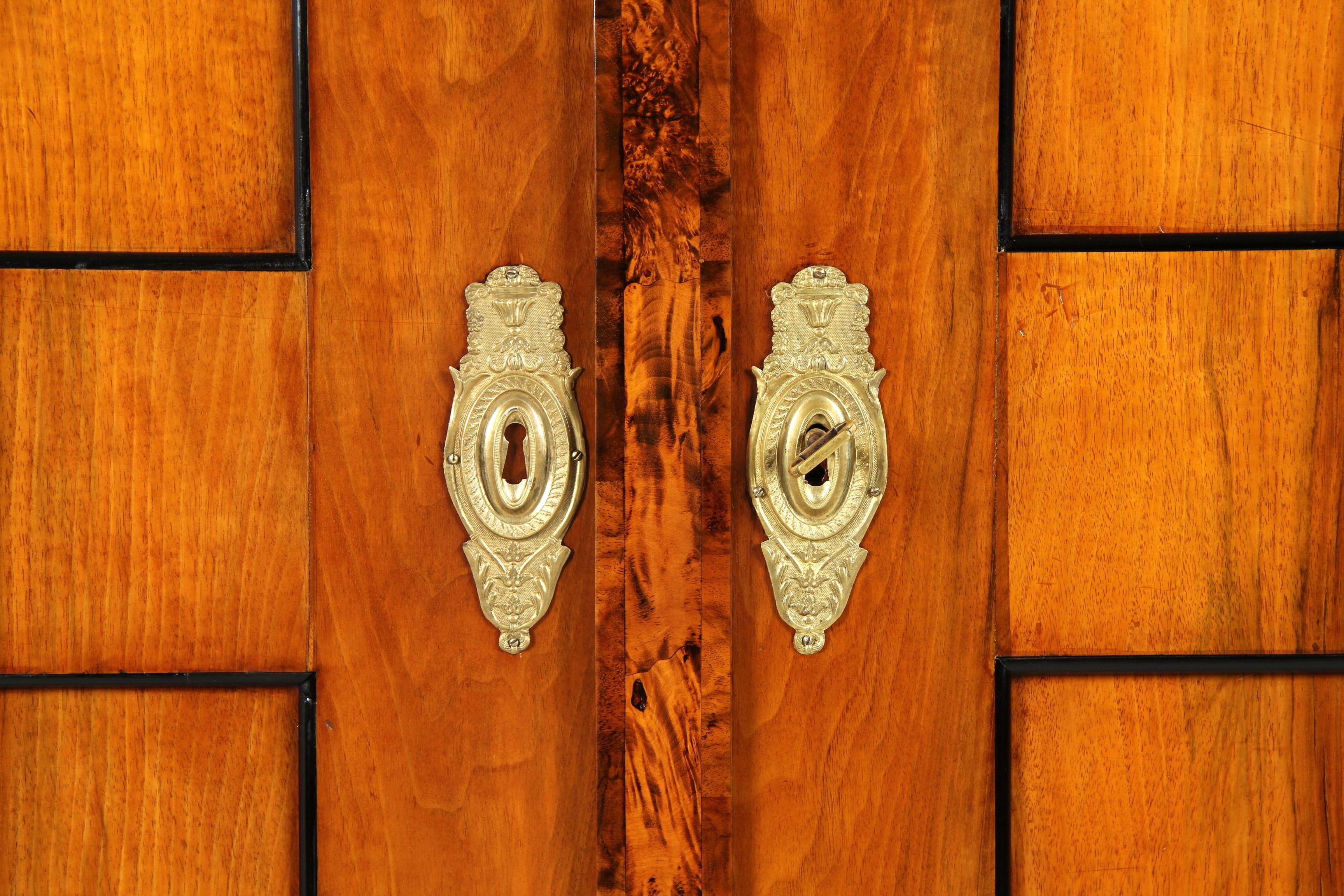 Frühes 19. Jahrhundert Deutscher Biedermeier Schrank, Nussbaum, um 1820 9