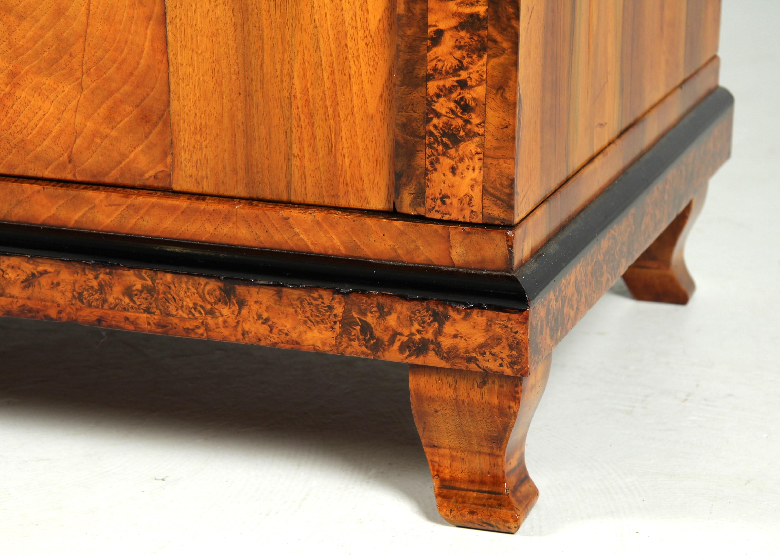 Frühes 19. Jahrhundert Deutscher Biedermeier Schrank, Nussbaum, um 1820 10