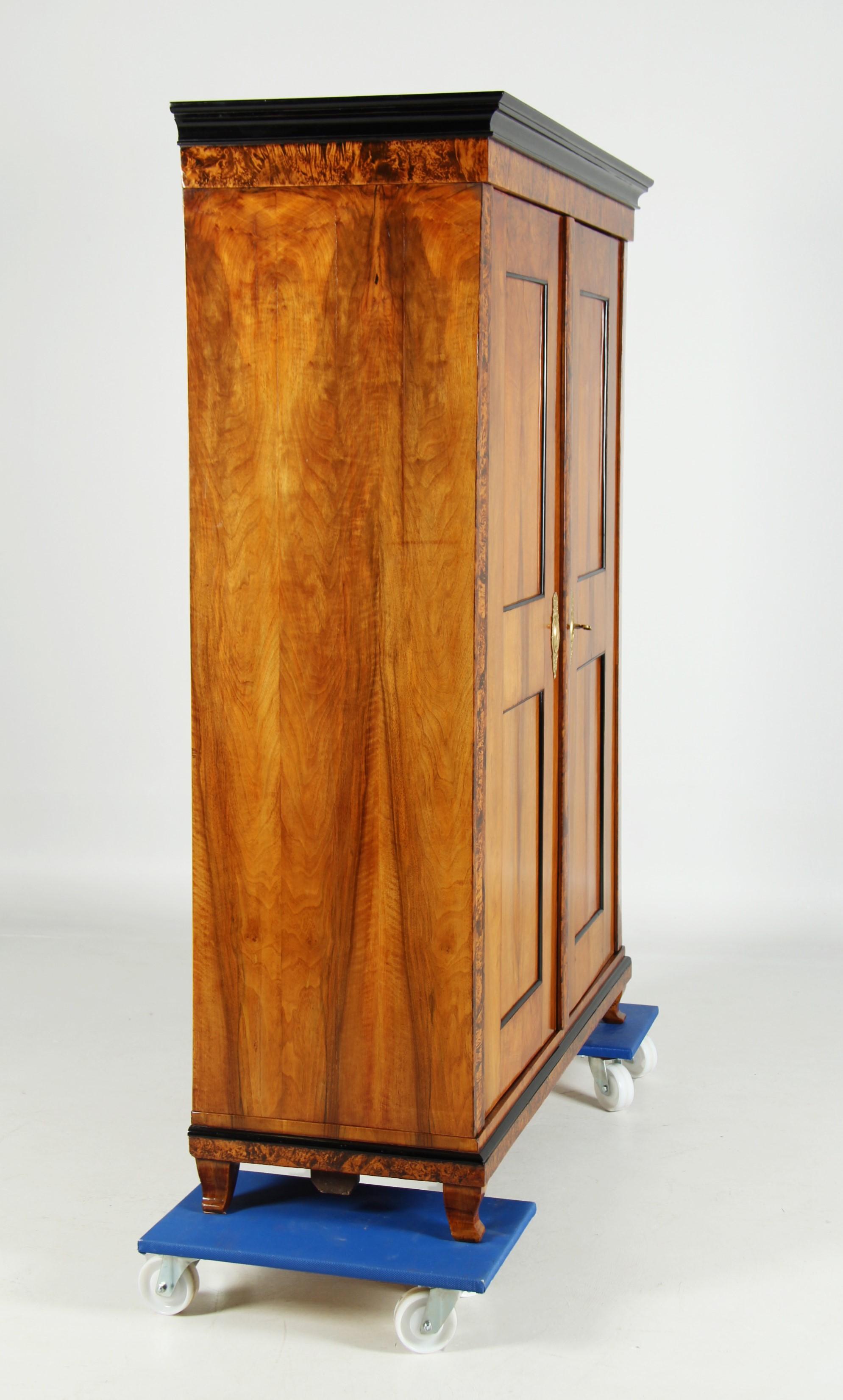 Frühes 19. Jahrhundert Deutscher Biedermeier Schrank, Nussbaum, um 1820 11