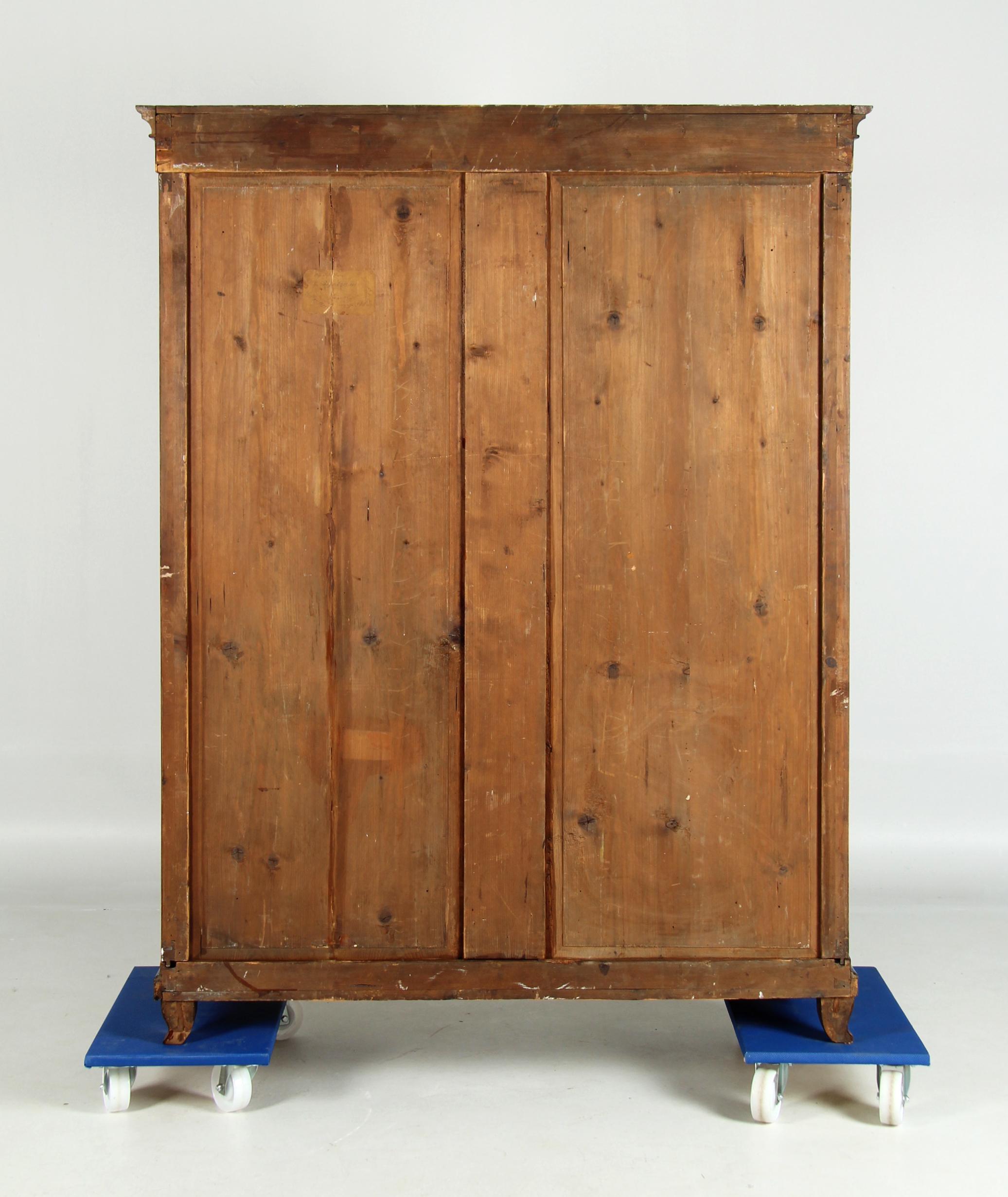 Frühes 19. Jahrhundert Deutscher Biedermeier Schrank, Nussbaum, um 1820 12