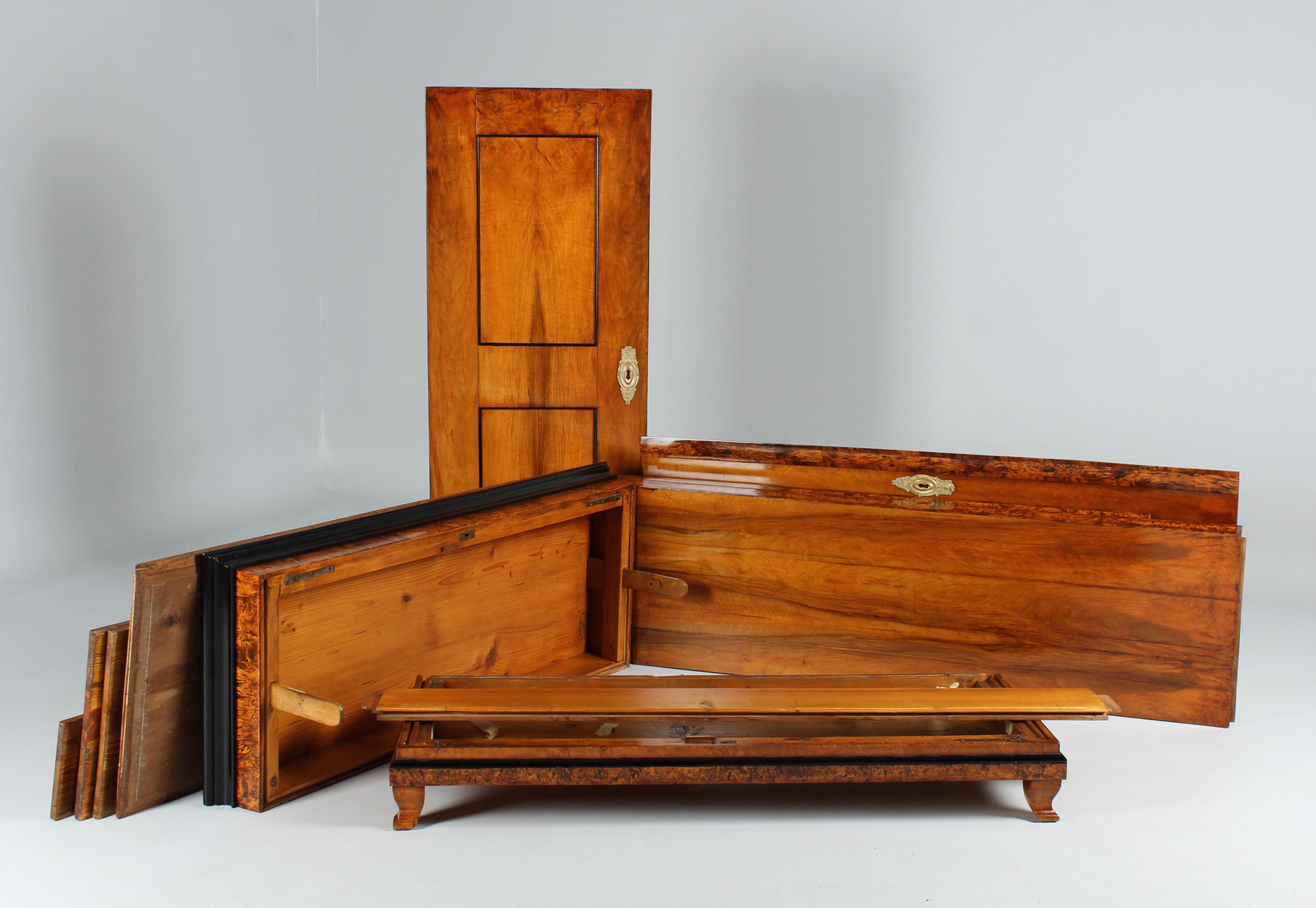 Frühes 19. Jahrhundert Deutscher Biedermeier Schrank, Nussbaum, um 1820 15