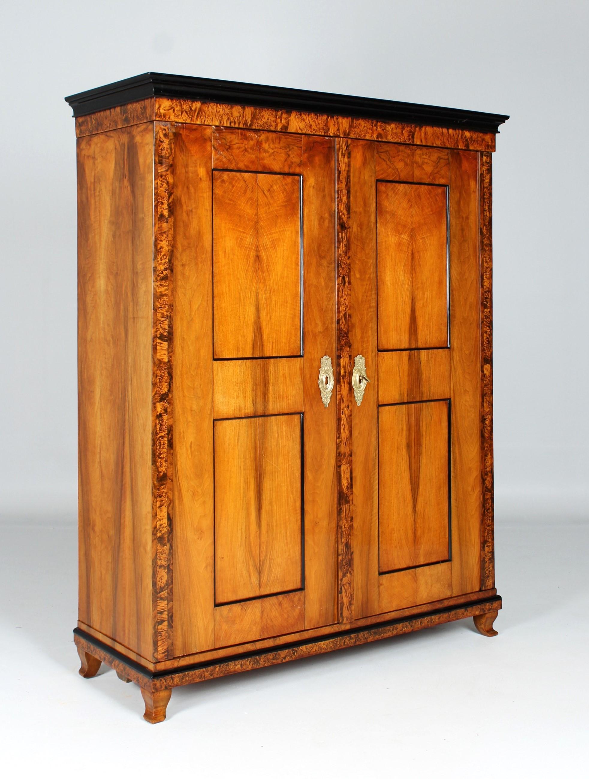 Biedermeier-Garderobe

Süddeutschland (Bayern)
Nussbaum, Ahornmaser
Biedermeier um 1820

Abmessungen: H x B x T: 181 x 139 x 53 cm

Beschreibung:
Antiker Schrank mit schöner Maserung und warmem Farbton. Das Format ist mit einer Höhe von nur 181 cm
