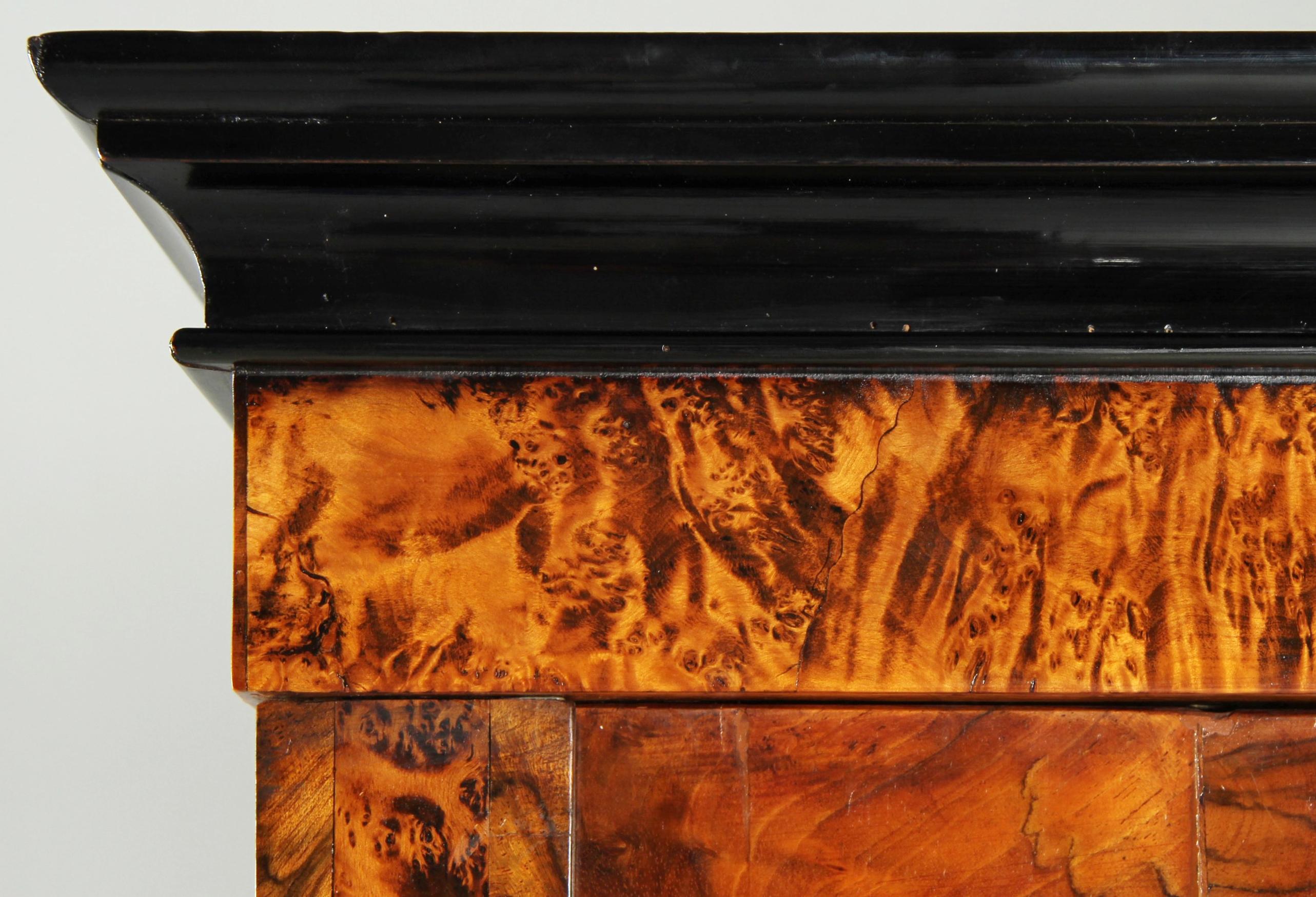 Frühes 19. Jahrhundert Deutscher Biedermeier Schrank, Nussbaum, um 1820 im Zustand „Gut“ in Greven, DE