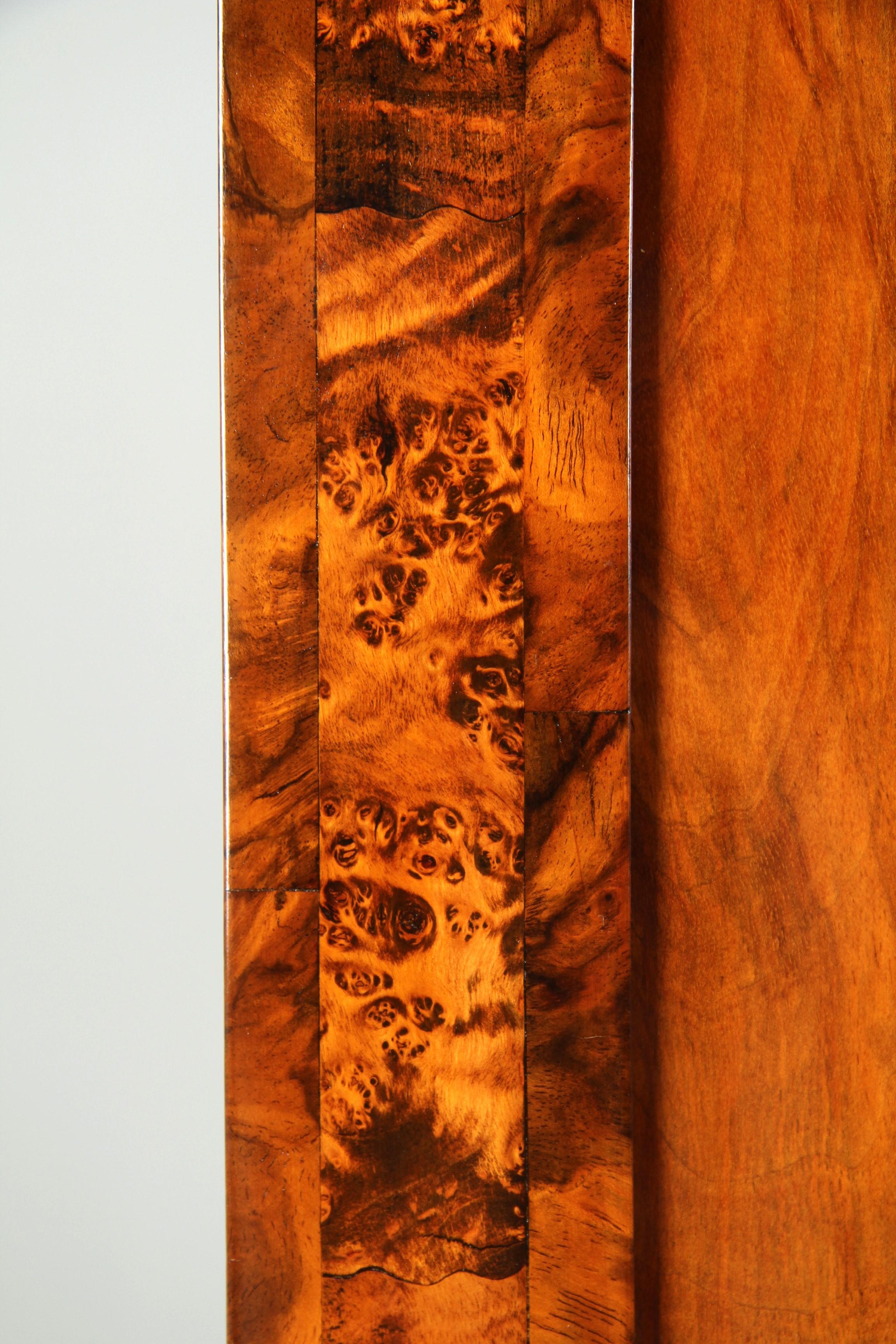 Frühes 19. Jahrhundert Deutscher Biedermeier Schrank, Nussbaum, um 1820 (Walnuss)