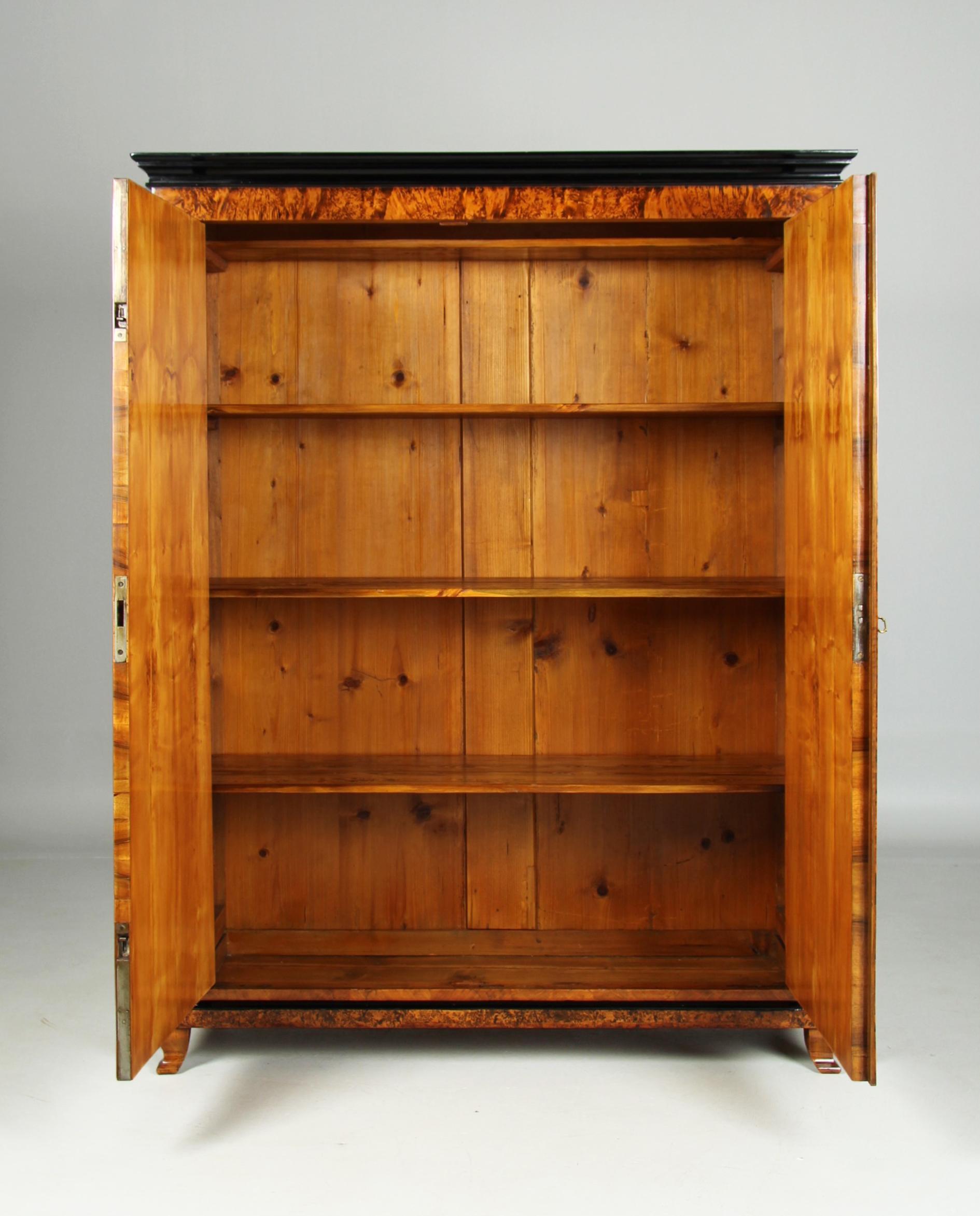 Frühes 19. Jahrhundert Deutscher Biedermeier Schrank, Nussbaum, um 1820 1