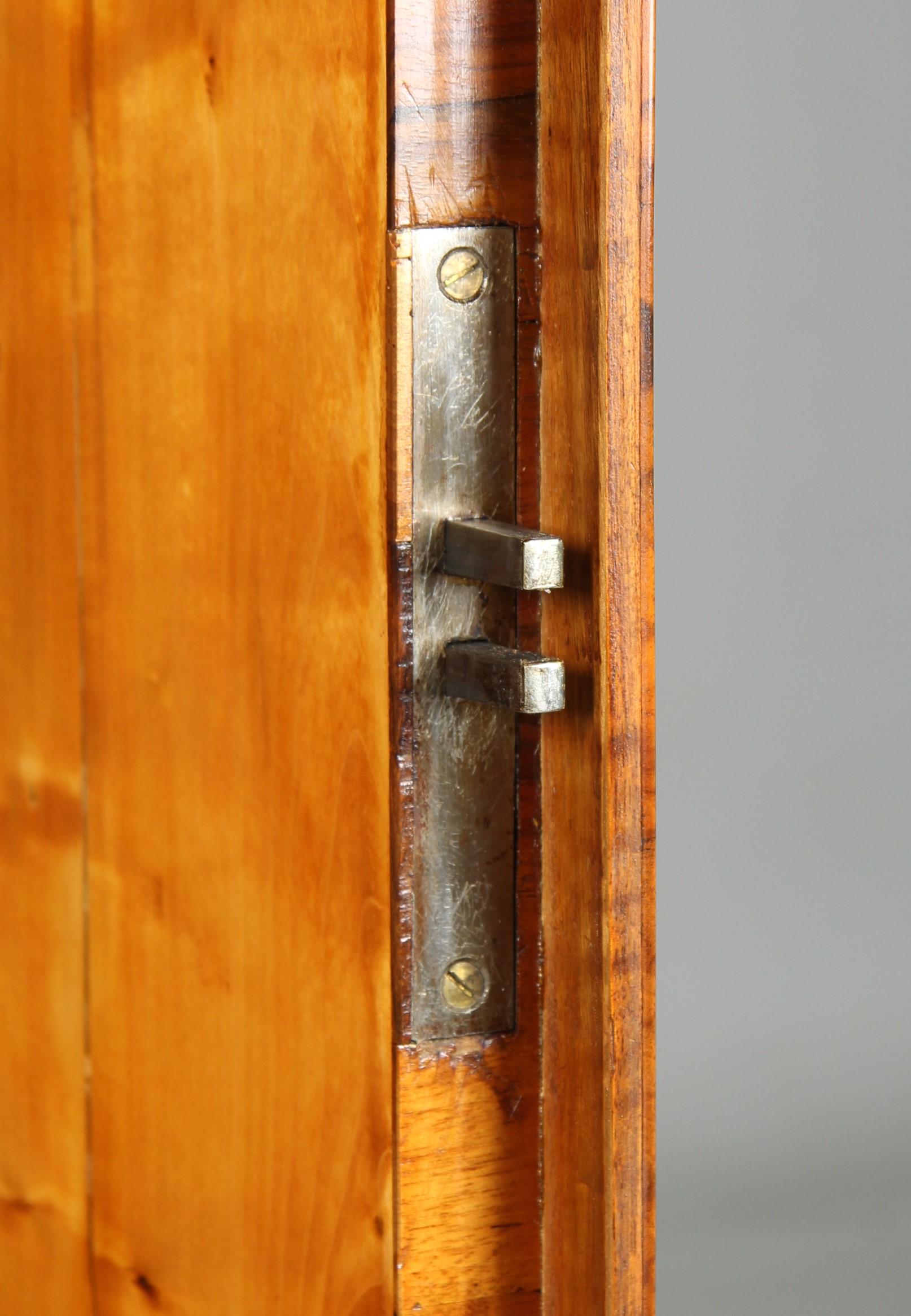 Frühes 19. Jahrhundert Deutscher Biedermeier Schrank, Nussbaum, um 1820 2