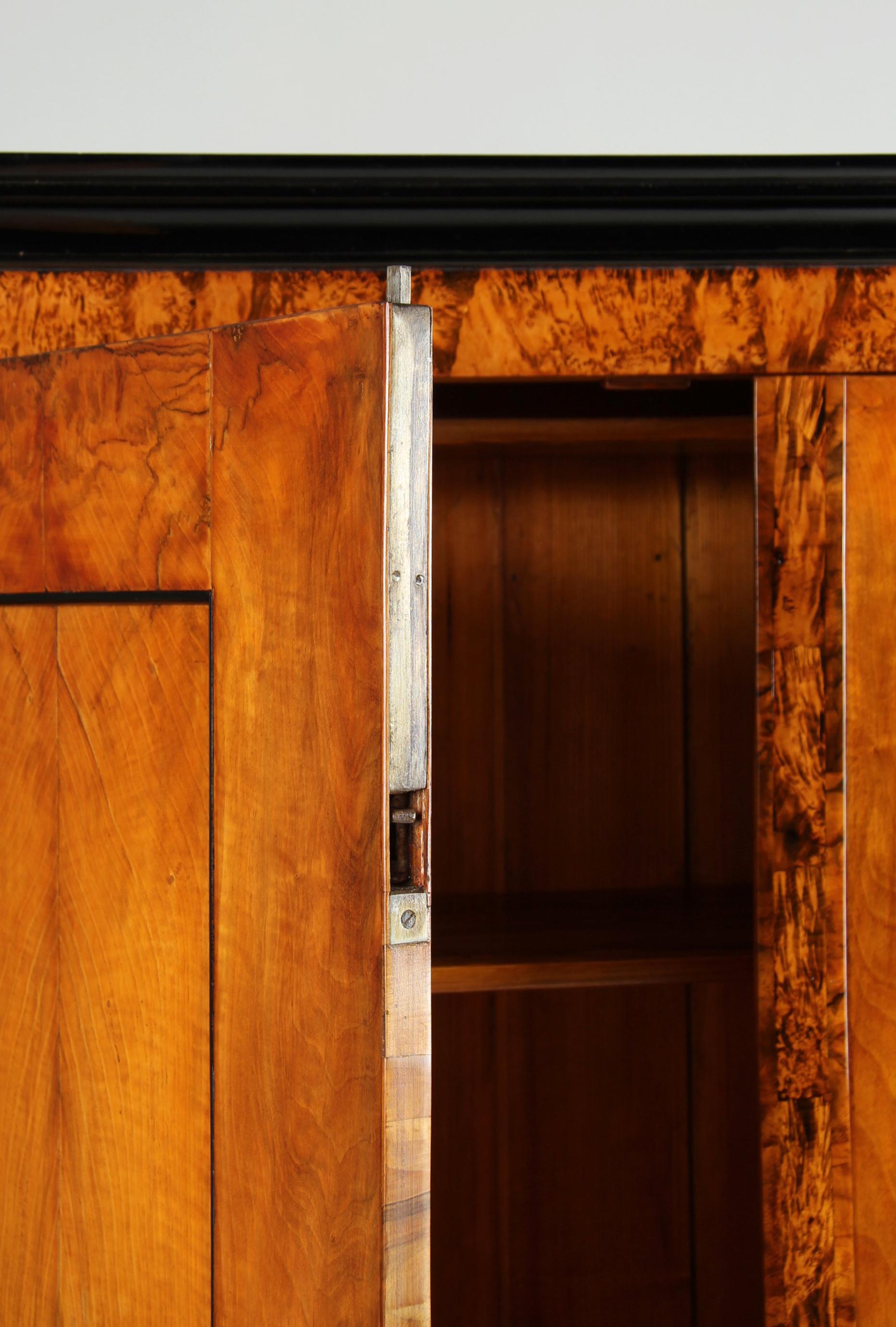 Frühes 19. Jahrhundert Deutscher Biedermeier Schrank, Nussbaum, um 1820 3