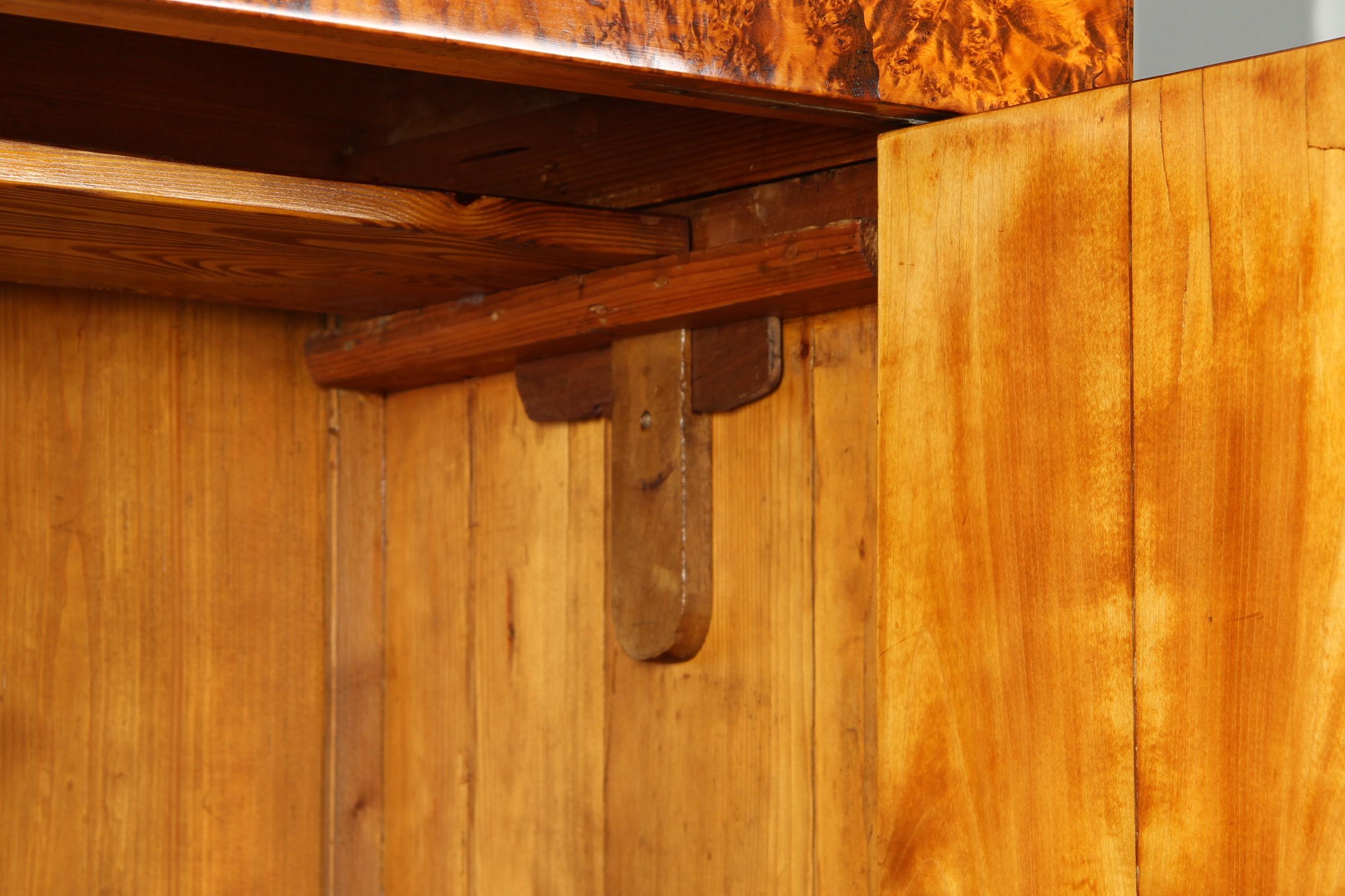 Frühes 19. Jahrhundert Deutscher Biedermeier Schrank, Nussbaum, um 1820 4