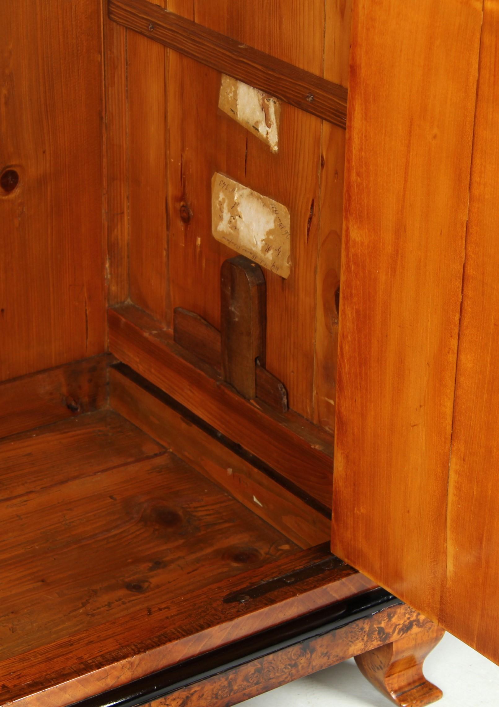 Frühes 19. Jahrhundert Deutscher Biedermeier Schrank, Nussbaum, um 1820 5