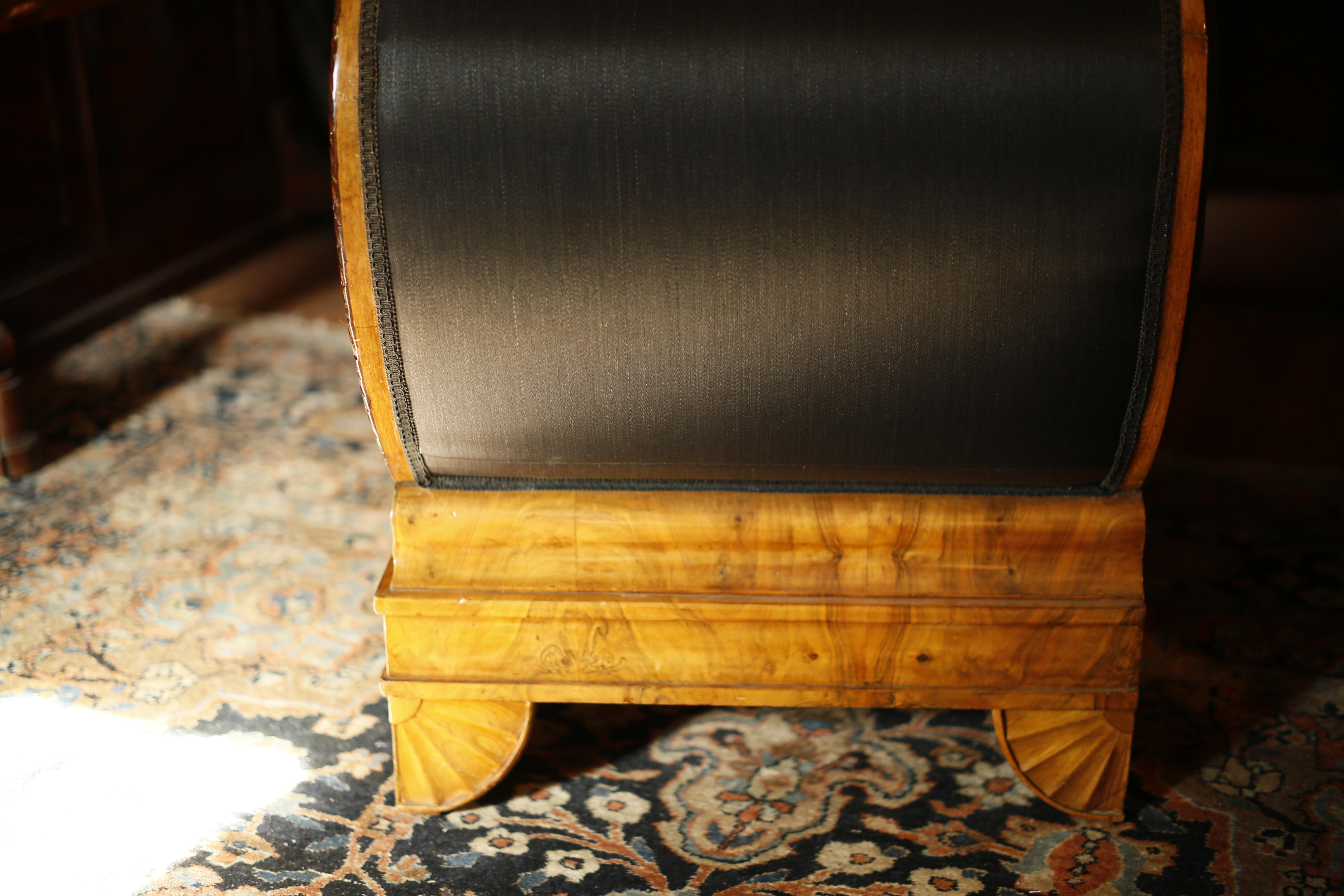 Early 19th Century German Burl Walnut Biedermeier Sofa in Black Horsehair Fabric 2