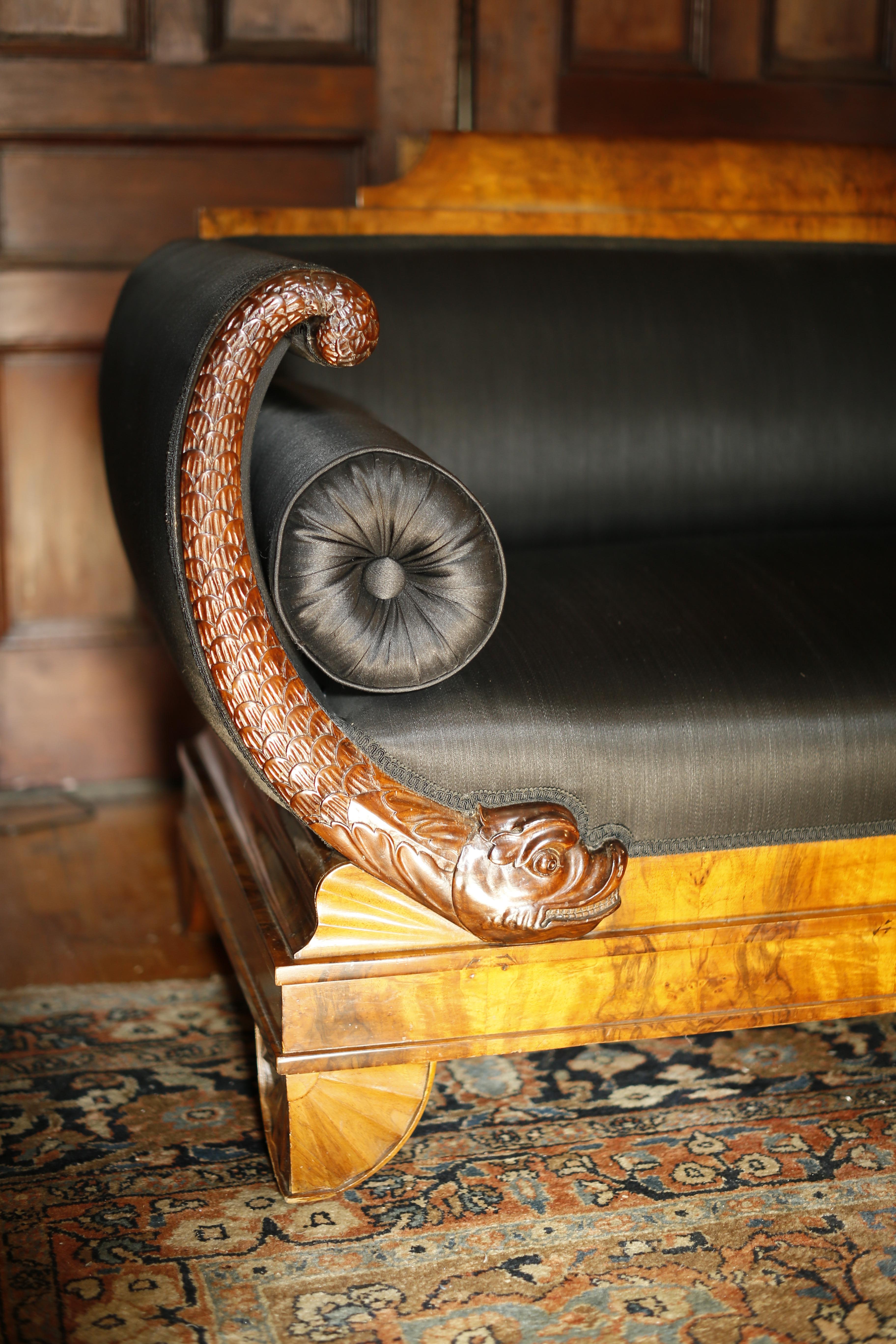 Early 19th Century German Burl Walnut Biedermeier Sofa in Black Horsehair Fabric In Good Condition In Brooklyn, NY