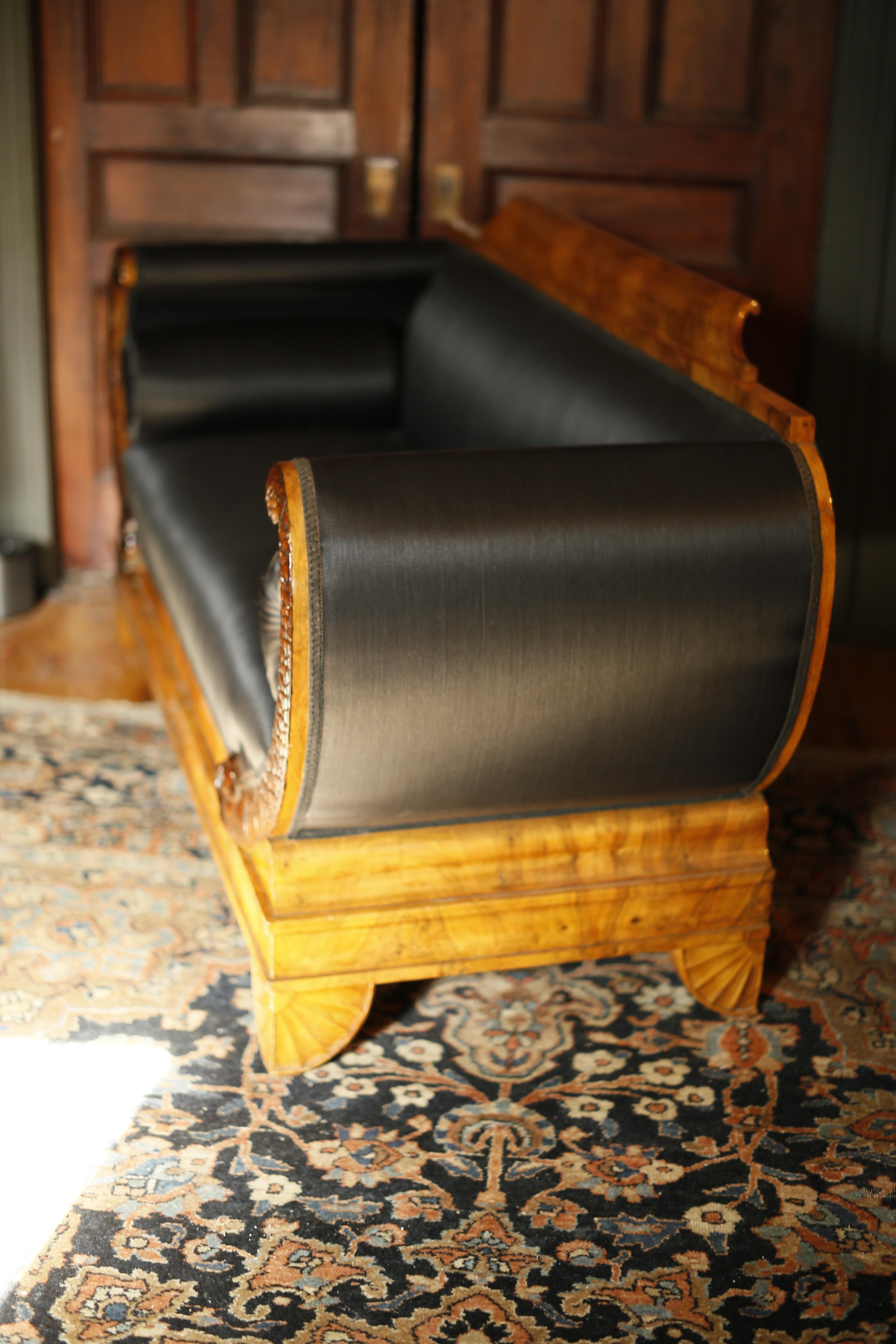 Early 19th Century German Burl Walnut Biedermeier Sofa in Black Horsehair Fabric 1