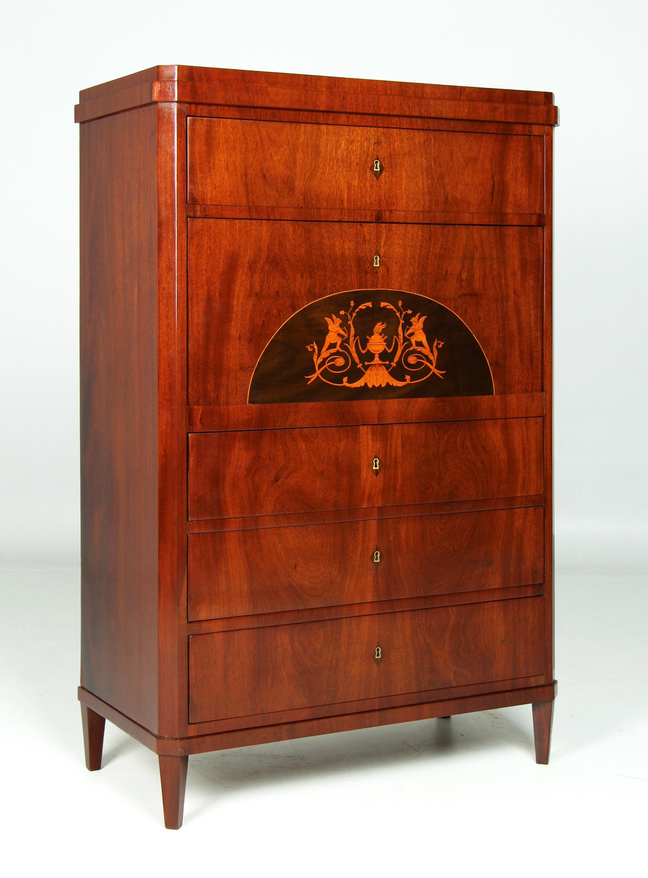 Petit secrétaire ancien Biedermeier

Schleswig-Holstein
Acajou et autres
Biedermeier vers 1815

Dimensions : H x L x P : 137 x 88 x 45 cm : H x L x P : 137 x 88 x 45 cm

Description :
Meuble reposant sur des pieds pointus, comportant quatre tiroirs
