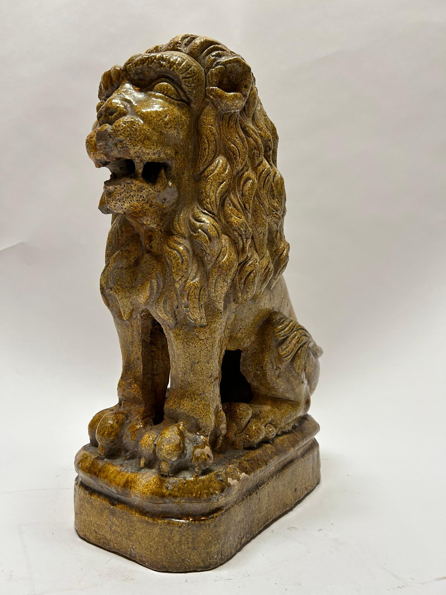 Début du 19e siècle, paire allemande de  Sculptures de lion émaillées en vente 4