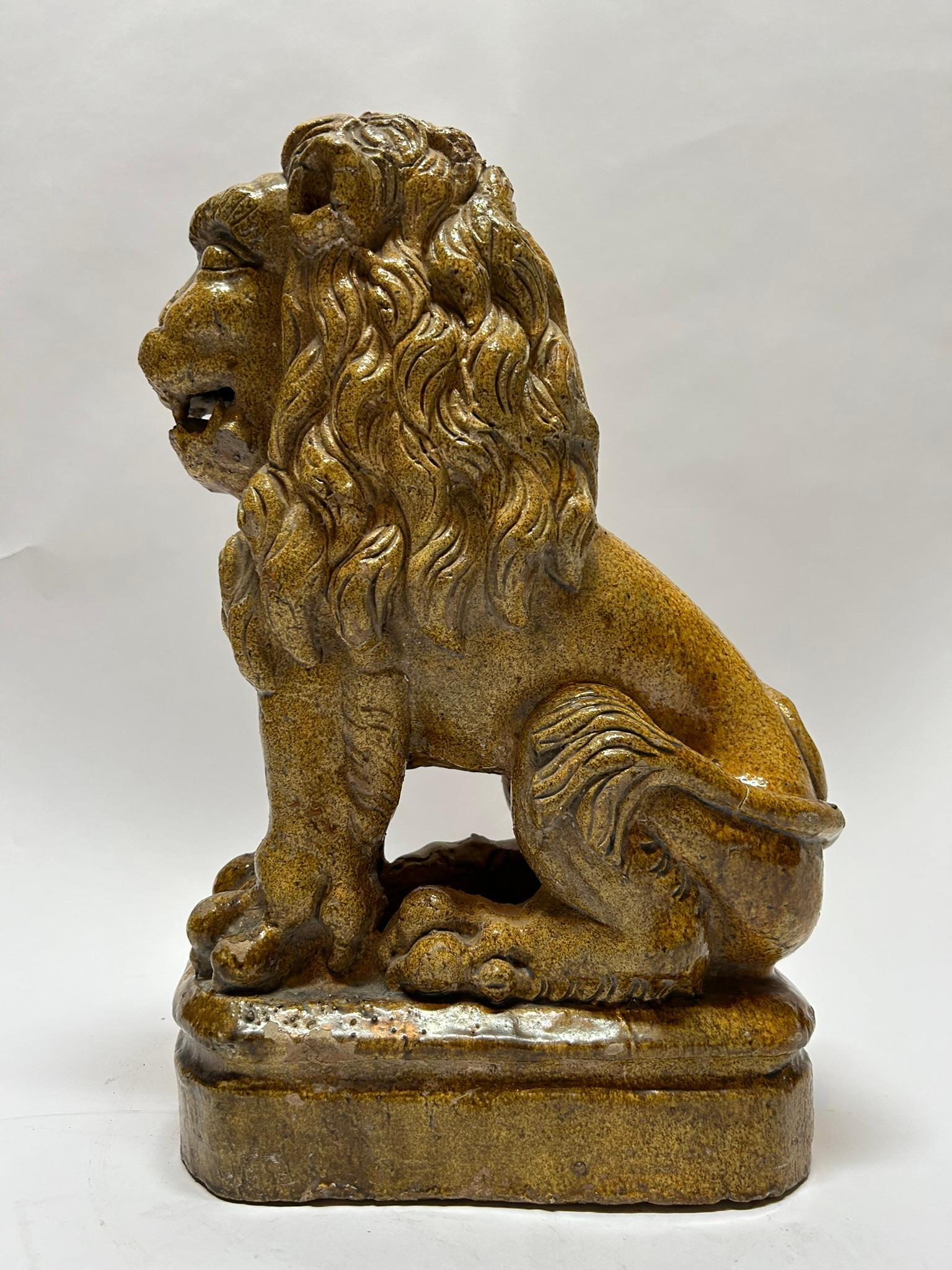 Début du 19e siècle, paire allemande de  Sculptures de lion émaillées en vente 5